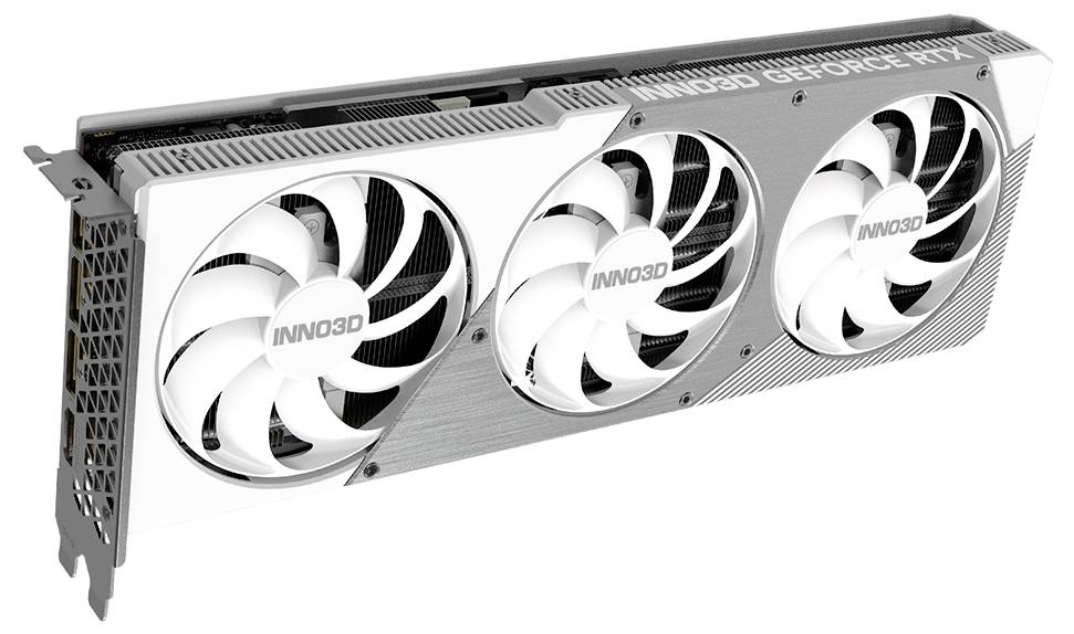 Eine Inno3D GeForce RTX Grafikkarte mit drei Lüftern in einer weißen Gehäuseumrandung, seitliche Ansicht.