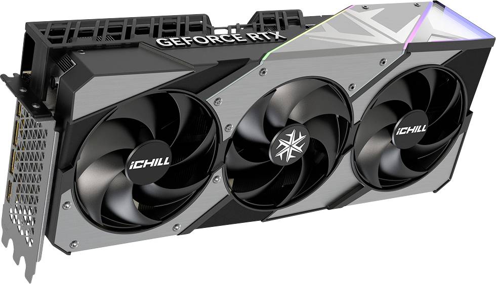 Eine Grafikkarte mit drei Lüftern, beschriftet mit 'iCHILL' und 'GEFORCE RTX', zeigt ein modernes Design und RGB-Beleuchtung.