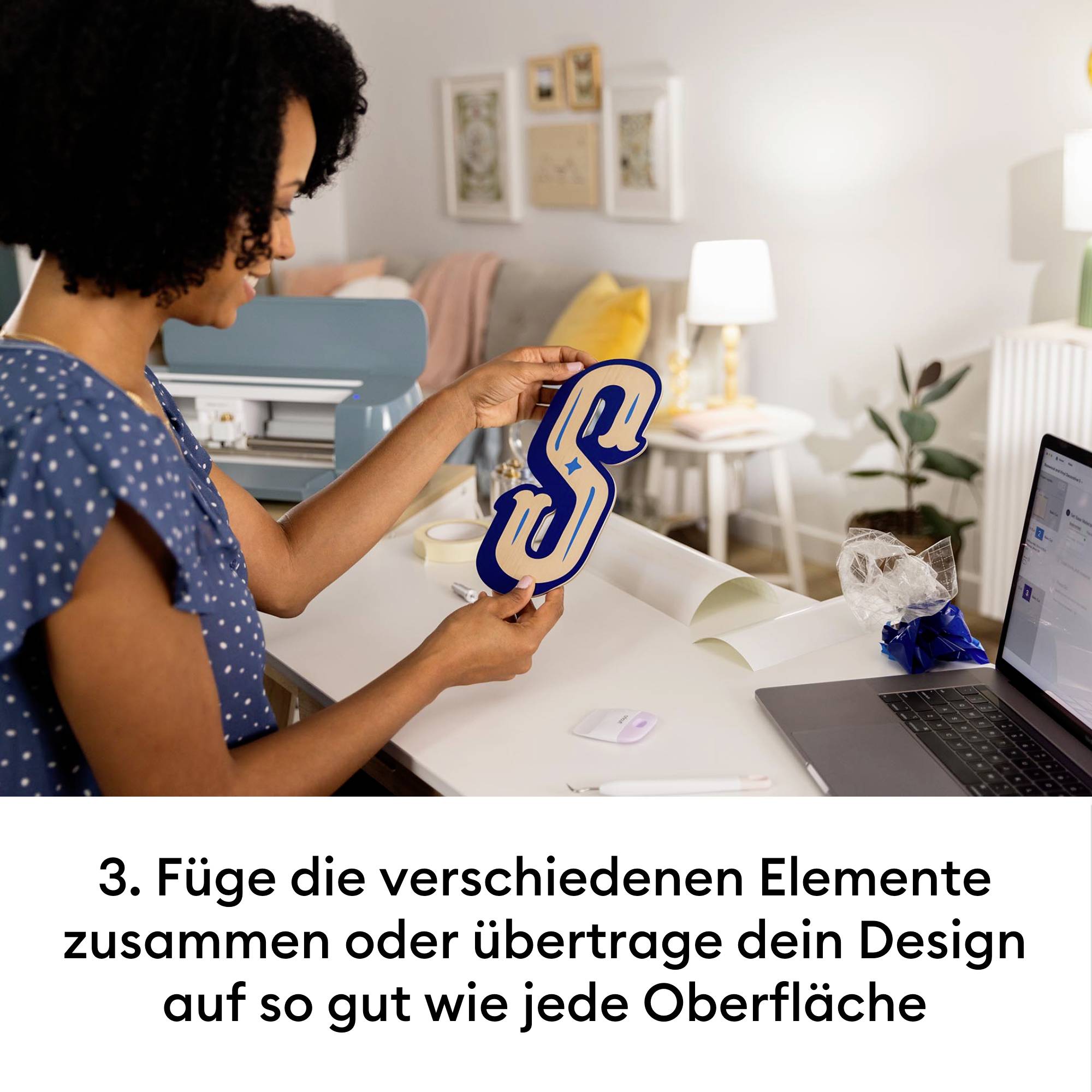 Person gestaltet Oberflächen. Möbel und Computer im Hintergrund. Text: 'Füge verschiedenen Elementen zusammen oder übertrage dein Design auf so gut wie jede Oberfläche'.