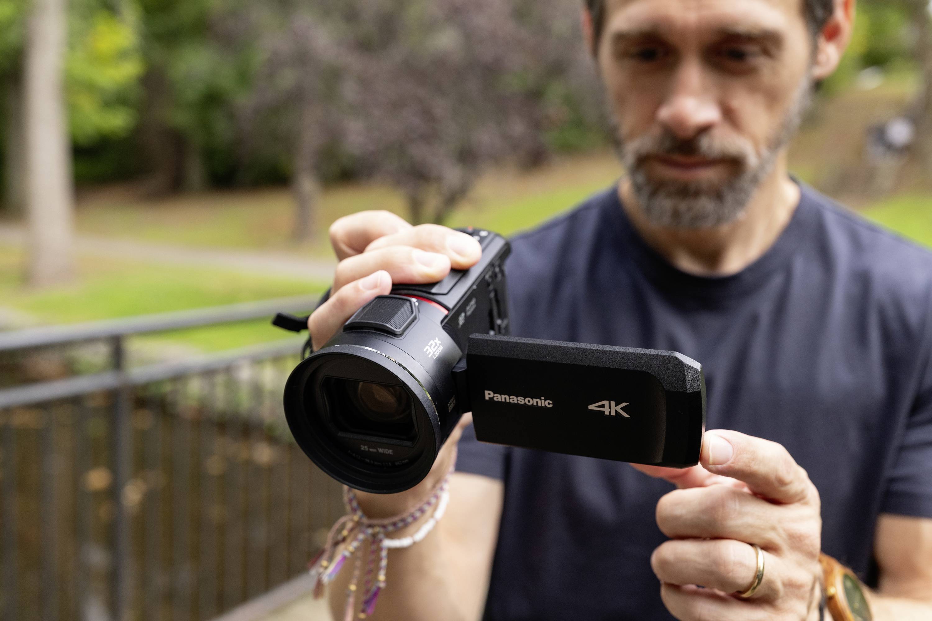 Panasonic HC-VX3E-K Camcorder 7.5cm 2.95 Zoll 6.1 Megapixel Opt. Zoom: 24 x Schwarz