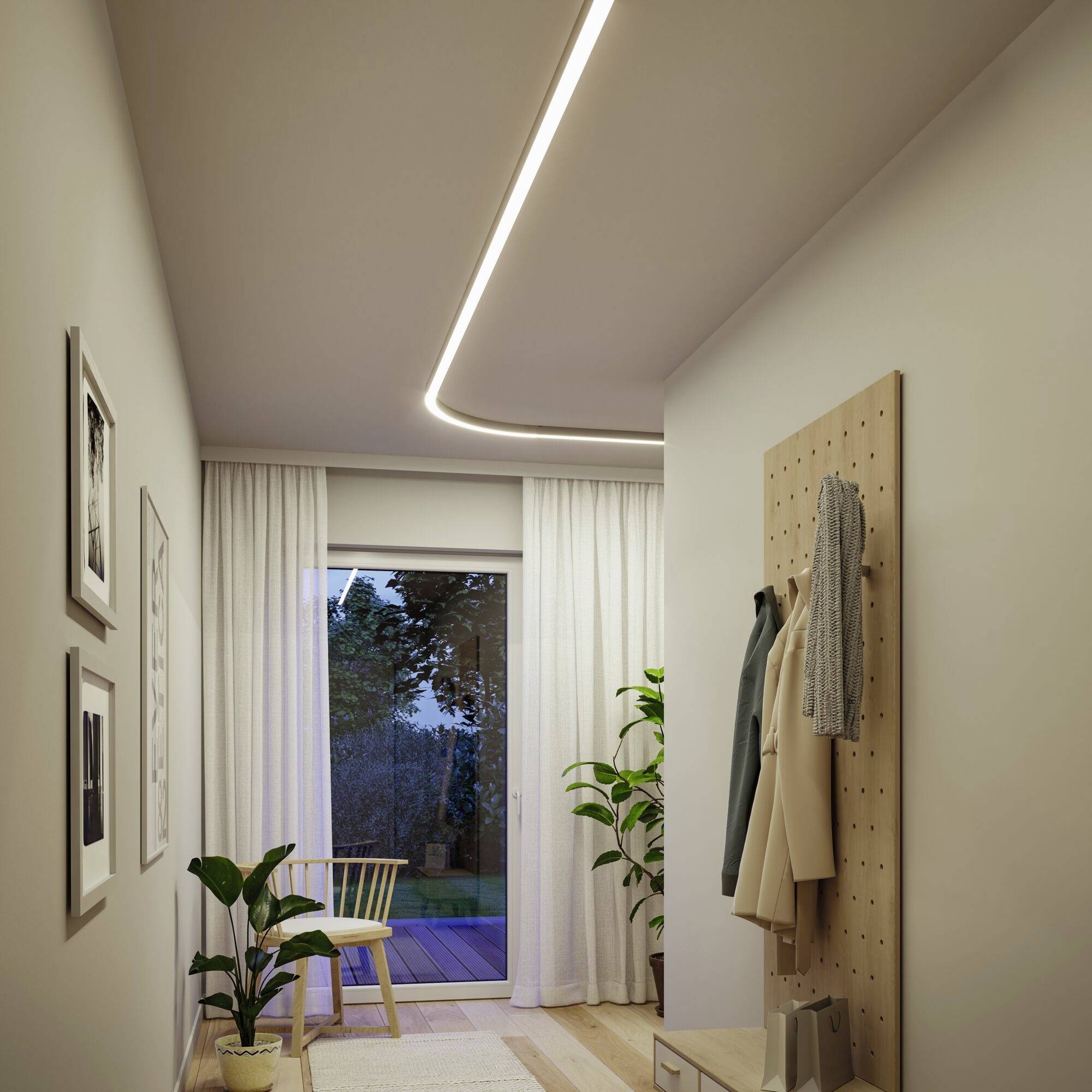 Flur mit Holzkleiderständer, Stuhl, Pflanzen und moderner Beleuchtung; Fenster zeigt Ausblick auf Garten.