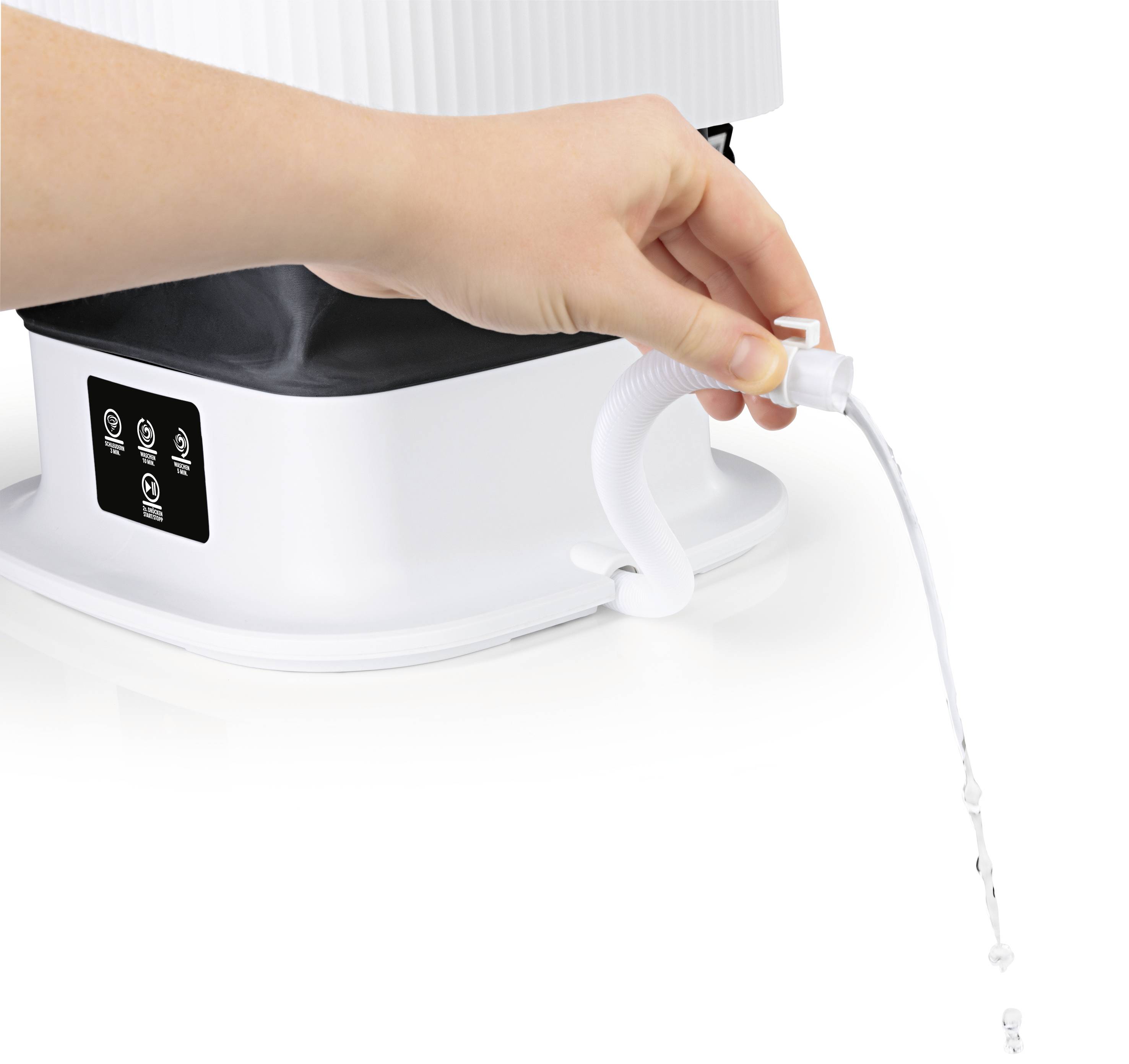 Hand betätigt einen flexiblen Wasserauslass eines weißen Geräts, aus dem ein dünner Wasserstrahl fließt.