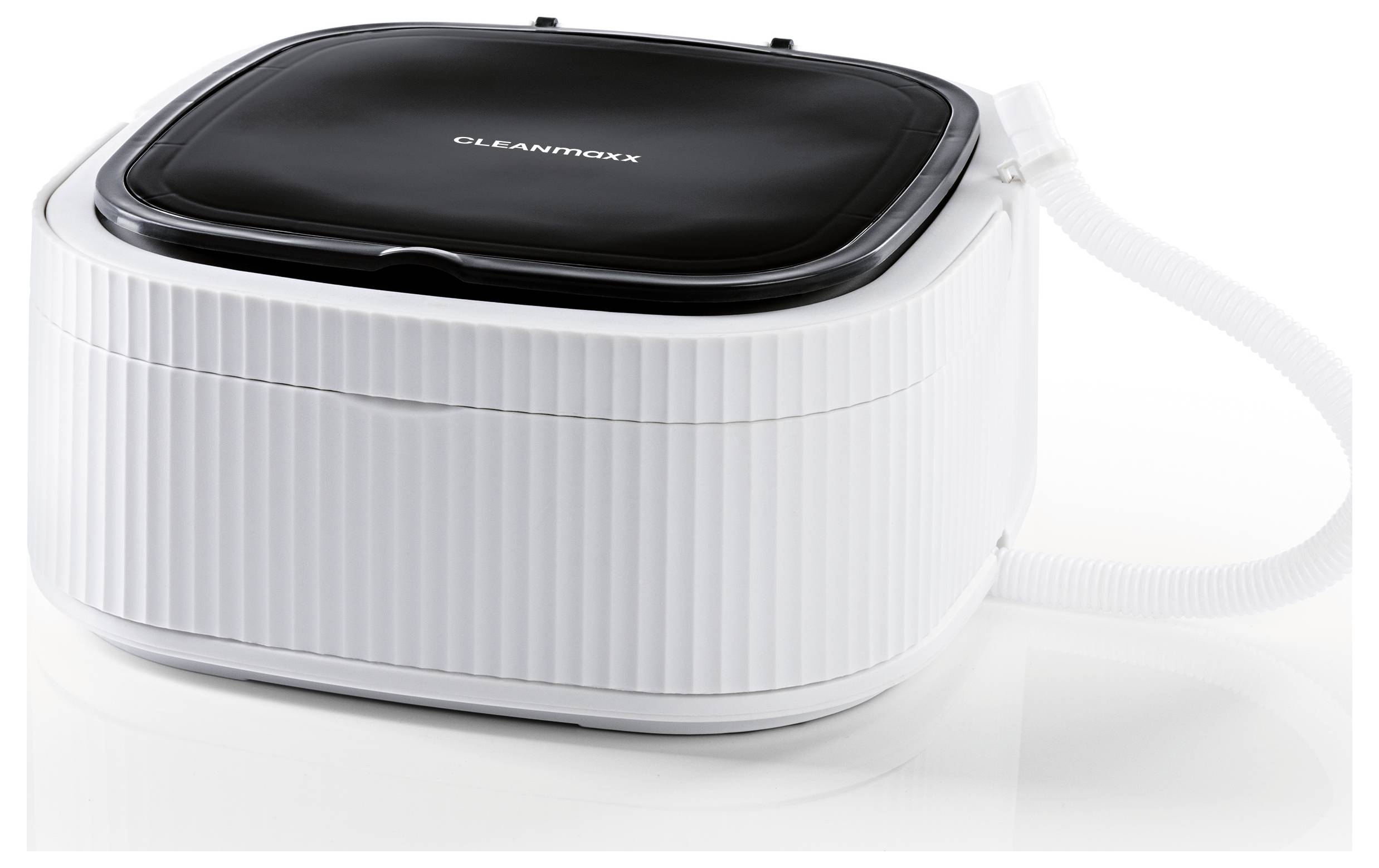 Ein weißer und schwarzer Cleanbot-Roboter auf einem weißen Hintergrund. Der Roboter hat ein modernes, rechteckiges Design mit abgerundeten Ecken.