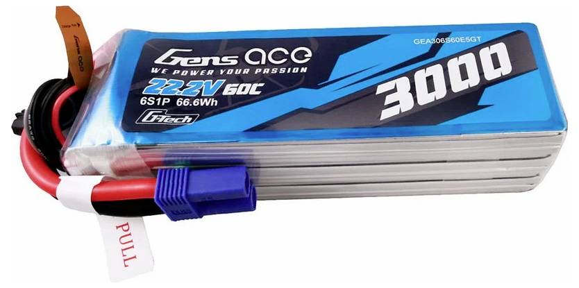 Ein blauer Lithium-Polymer-Akku mit der Aufschrift 'Gens Ace 3000 22,2V 60C'. Rechts Kabel und ein Etikett mit 'PULL'.