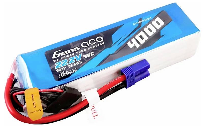 Ein Akku mit der Aufschrift '4000' und '22.2V 45C', sichtbar sind Anschlüsse und Kabel.