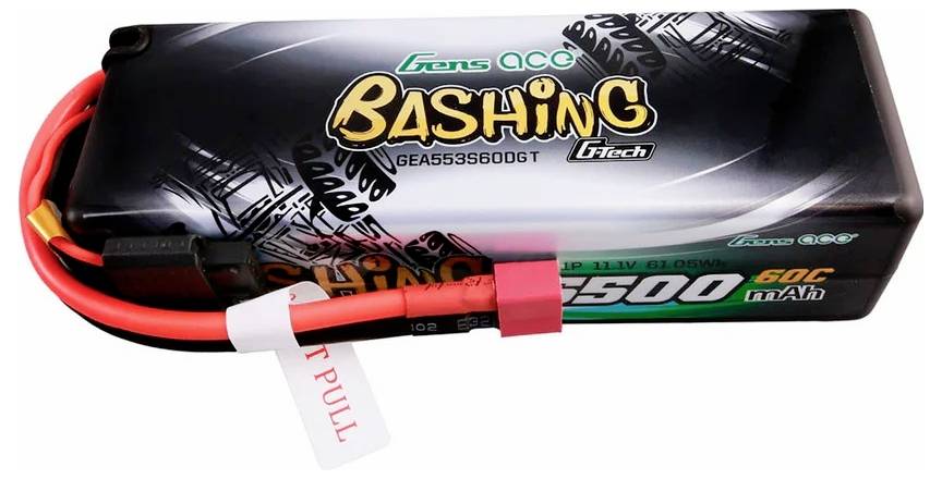 Ein schwarzer Akku mit der Aufschrift 'Bashing' und technischen Spezifikationen. Rote Kabel ragen links heraus.