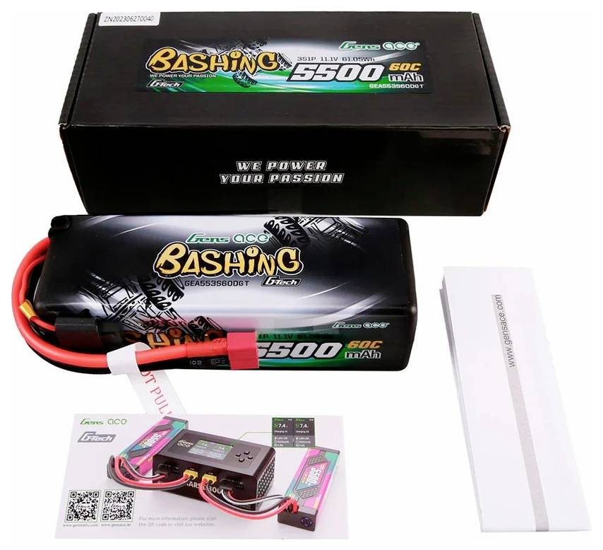 Ein Lithium-Polymer-Akku mit der Aufschrift 'Bashing 5500mAh 60C', inklusive Ladegerät und Anleitung, alle auf weißem Hintergrund drapiert.