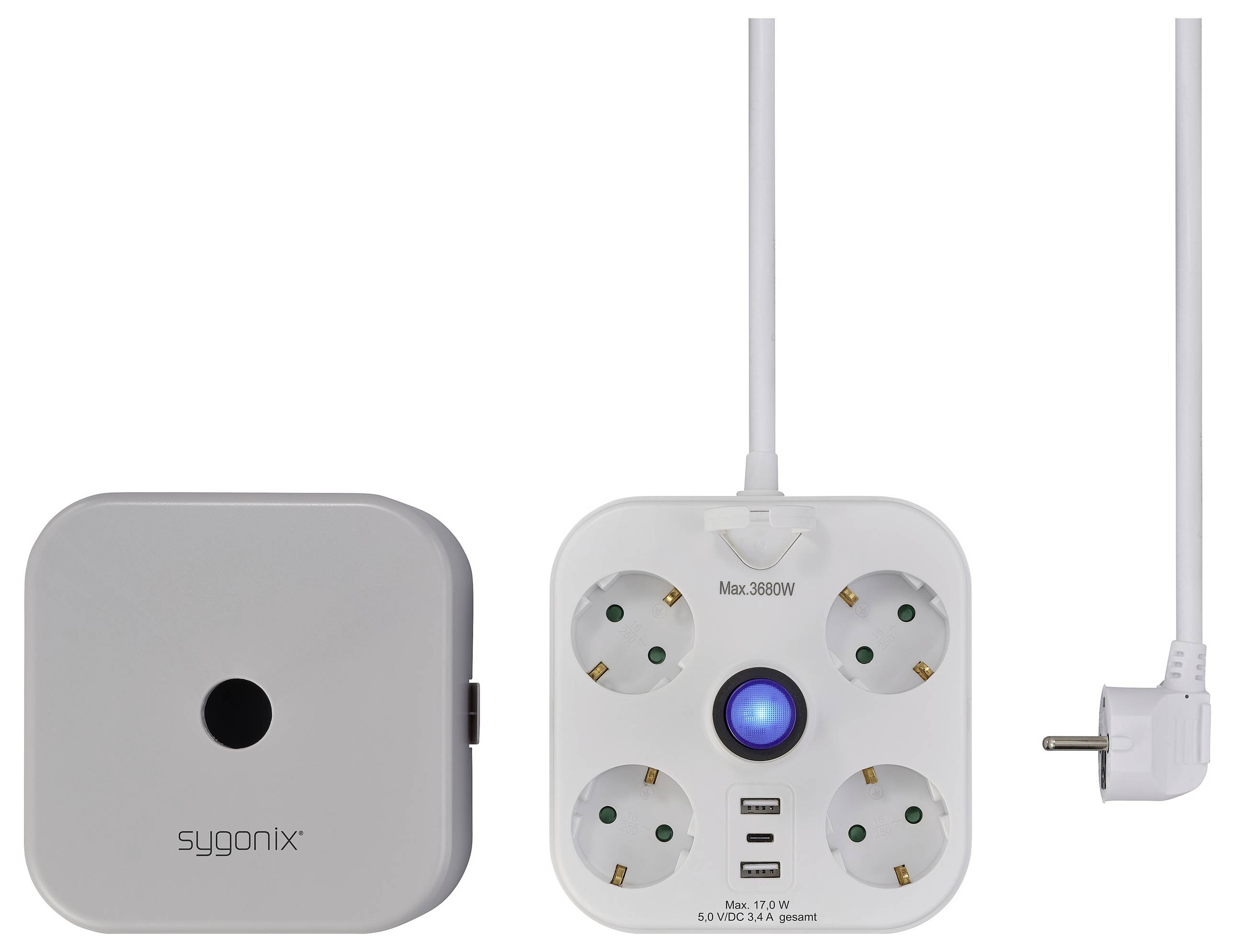 Weiße Mehrfachsteckdose mit vier Steckplätzen und einem Schalter, einer davon belegt. Daneben ein quadratischer Adapter mit einem Knopf in der Mitte.