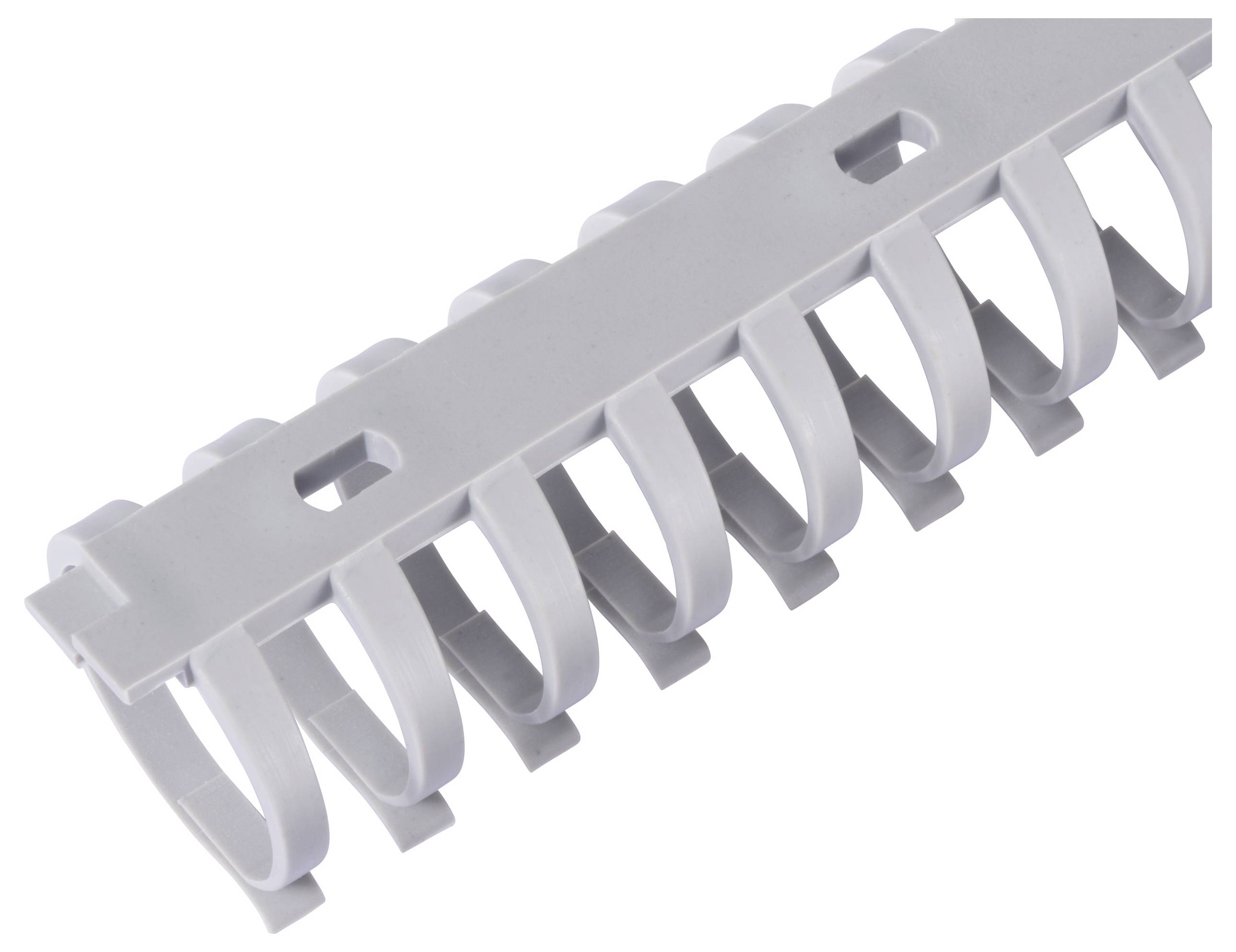 Ein weißer Kabelkanal mit offenen slots zur Führung von Kabeln, quadratische Öffnungen an der Oberseite zum Befestigen.