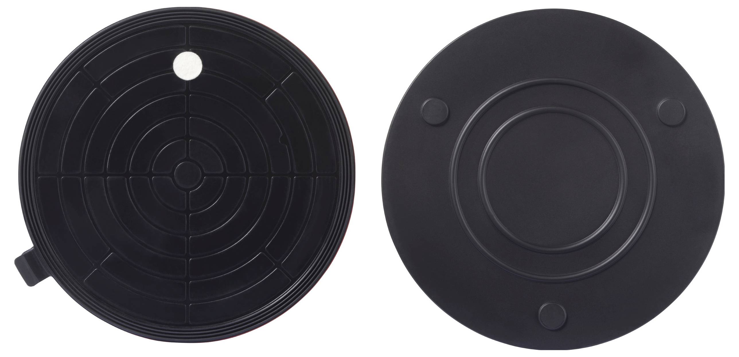 Zwei schwarze runde Objekte, eins mit konzentrischen Kreisen und einem kleinen weißen Punkt oben, das andere mit glatter Oberfläche und drei kleinen Erhebungen.