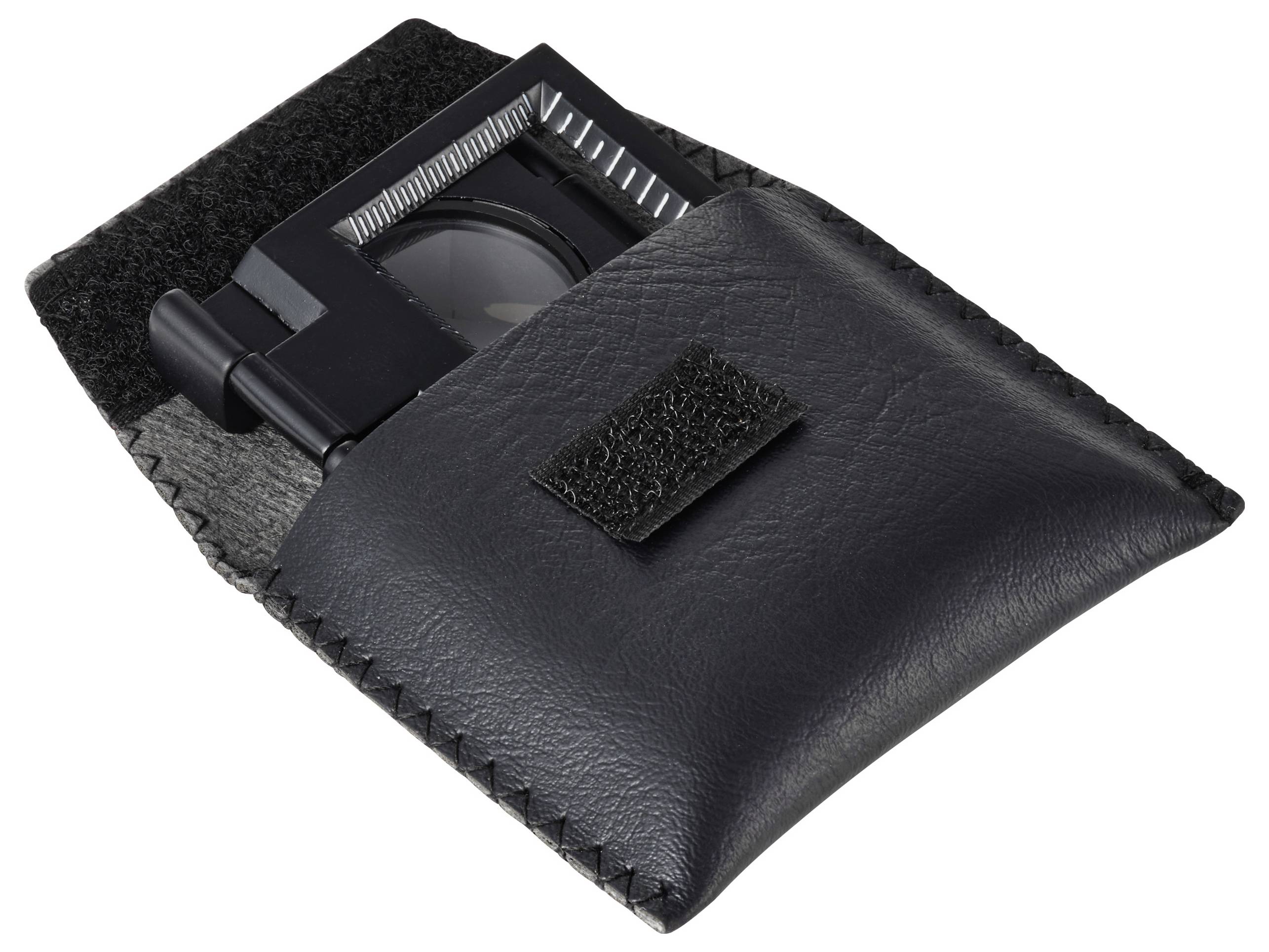 Eine schwarze Lupe in einem Lederetui mit Klettverschluss, teilweise herausgezogen, die einen quadratischen Rahmen und ein Objektiv zeigt.