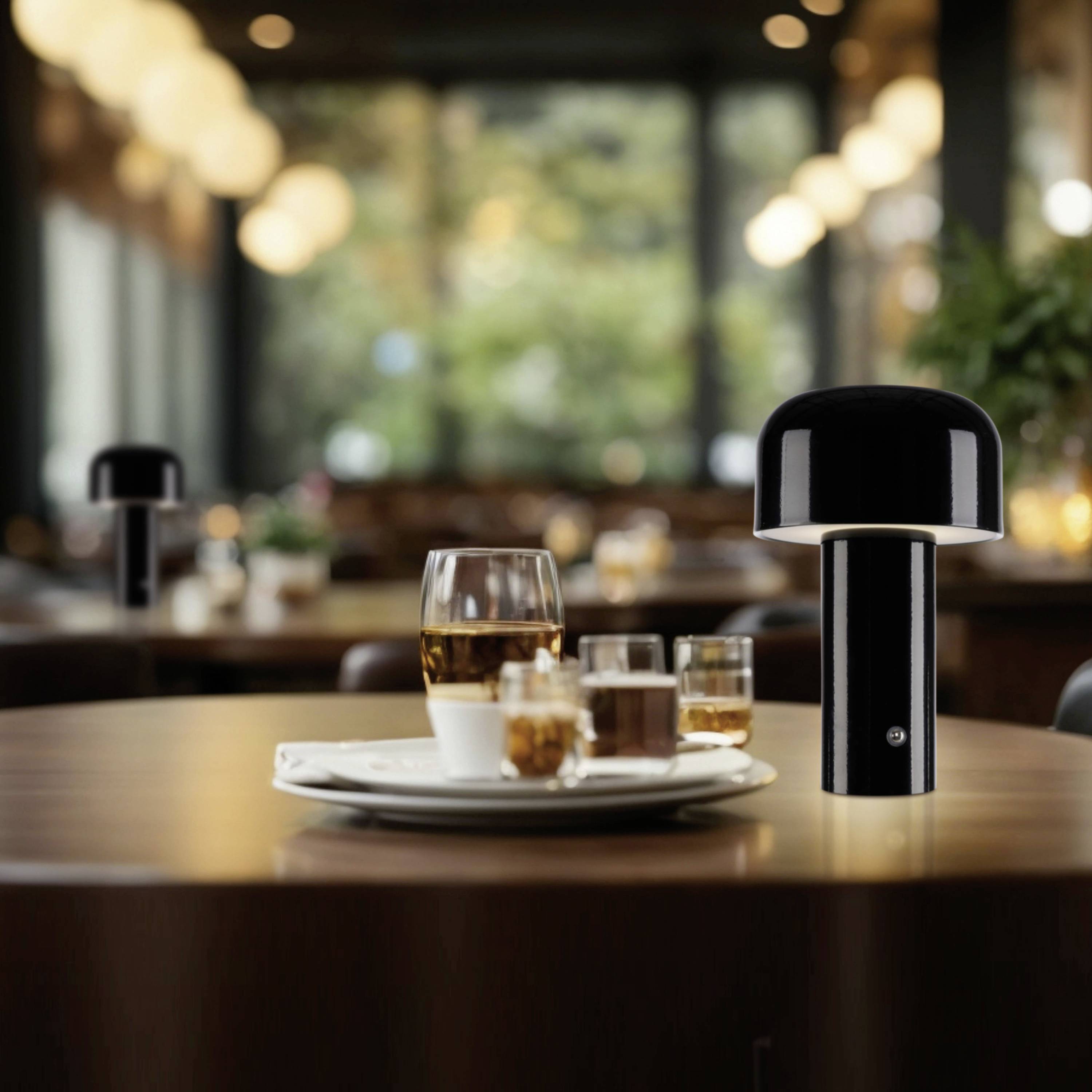 Gemütliches Café-Ambiente mit gedecktem Tisch. Dekorative Lampe beleuchtet ein Glas Wasser und eine kleine Tasse Espresso.