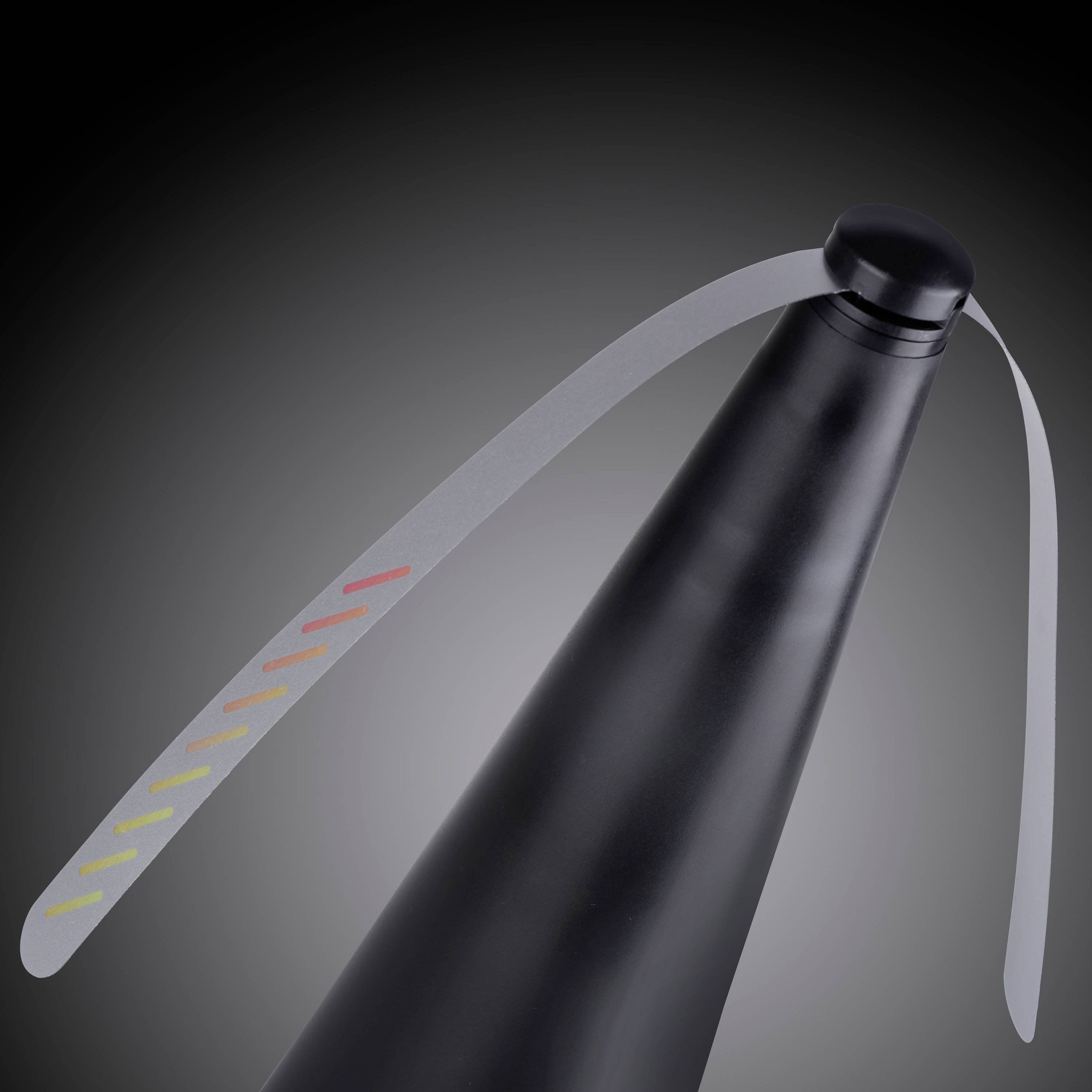 Schwarzes, konisches Gerät mit zwei sich verjüngenden Flügeln, die Lichtleisten mit gelben und roten Markierungen haben, vor grauem Hintergrund.