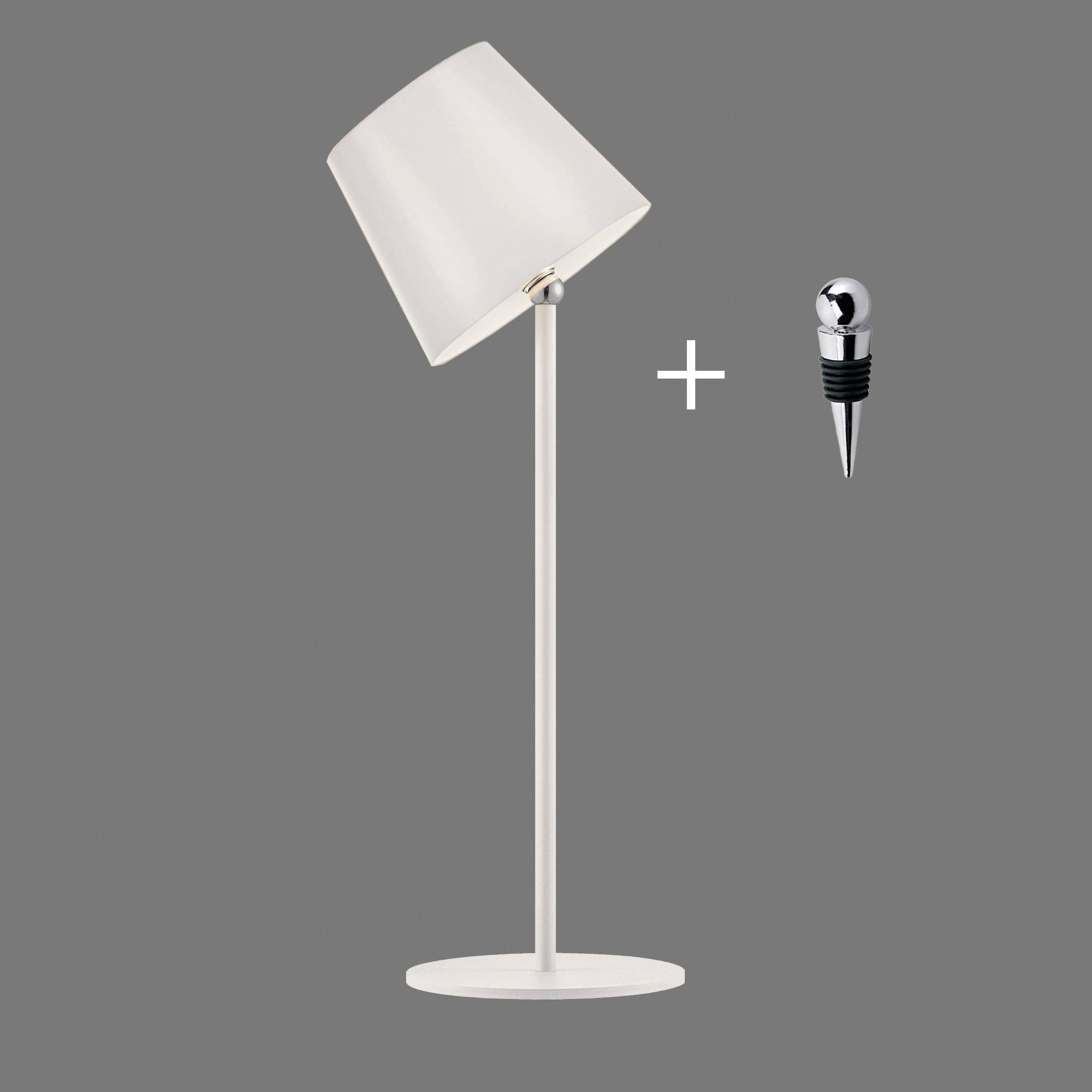 Eine weiße Tischlampe mit geneigtem Schirm und einem dazugehörigen silbernen Flaschenverschluss auf grauem Hintergrund.