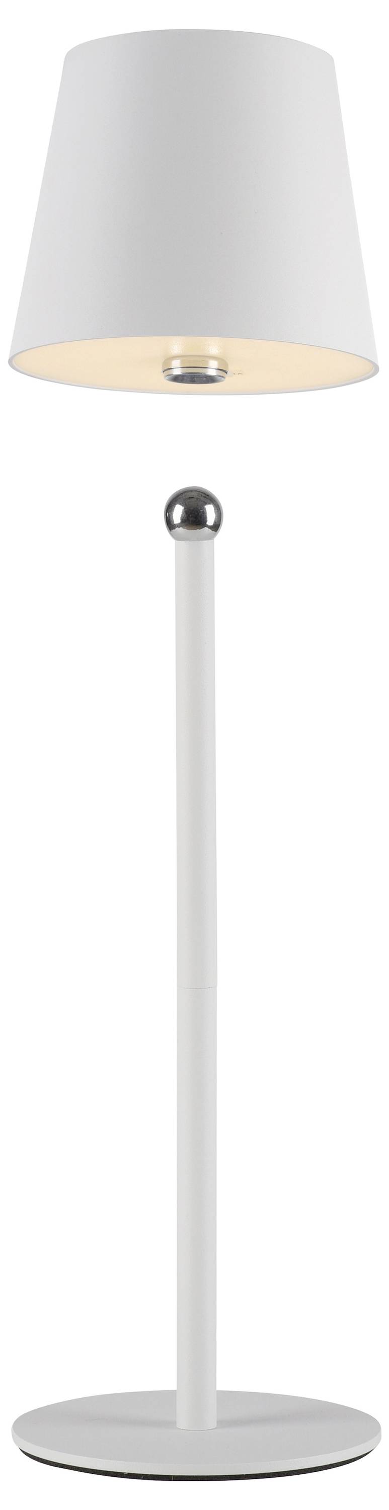 Stehlampe mit weißem Schirm und silbernem Stab, beleuchtet und auf hellem Hintergrund abgebildet.