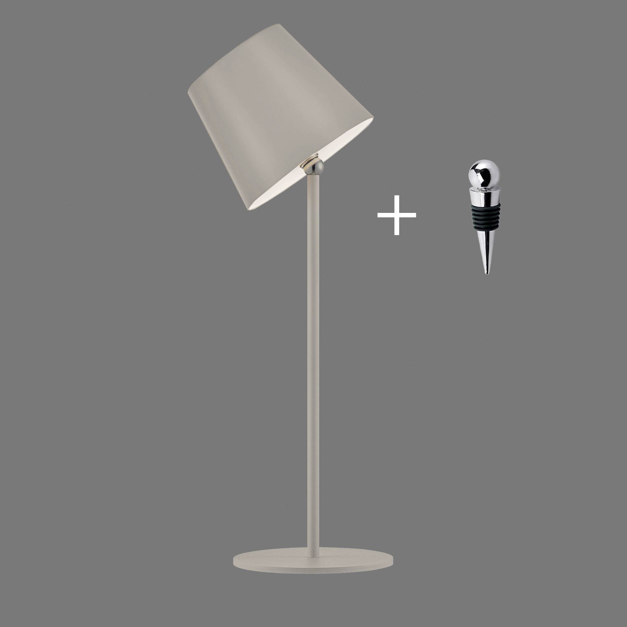 Stehlampe mit schrägem Schirm neben einem Flaschenverschluss auf grauem Hintergrund.
