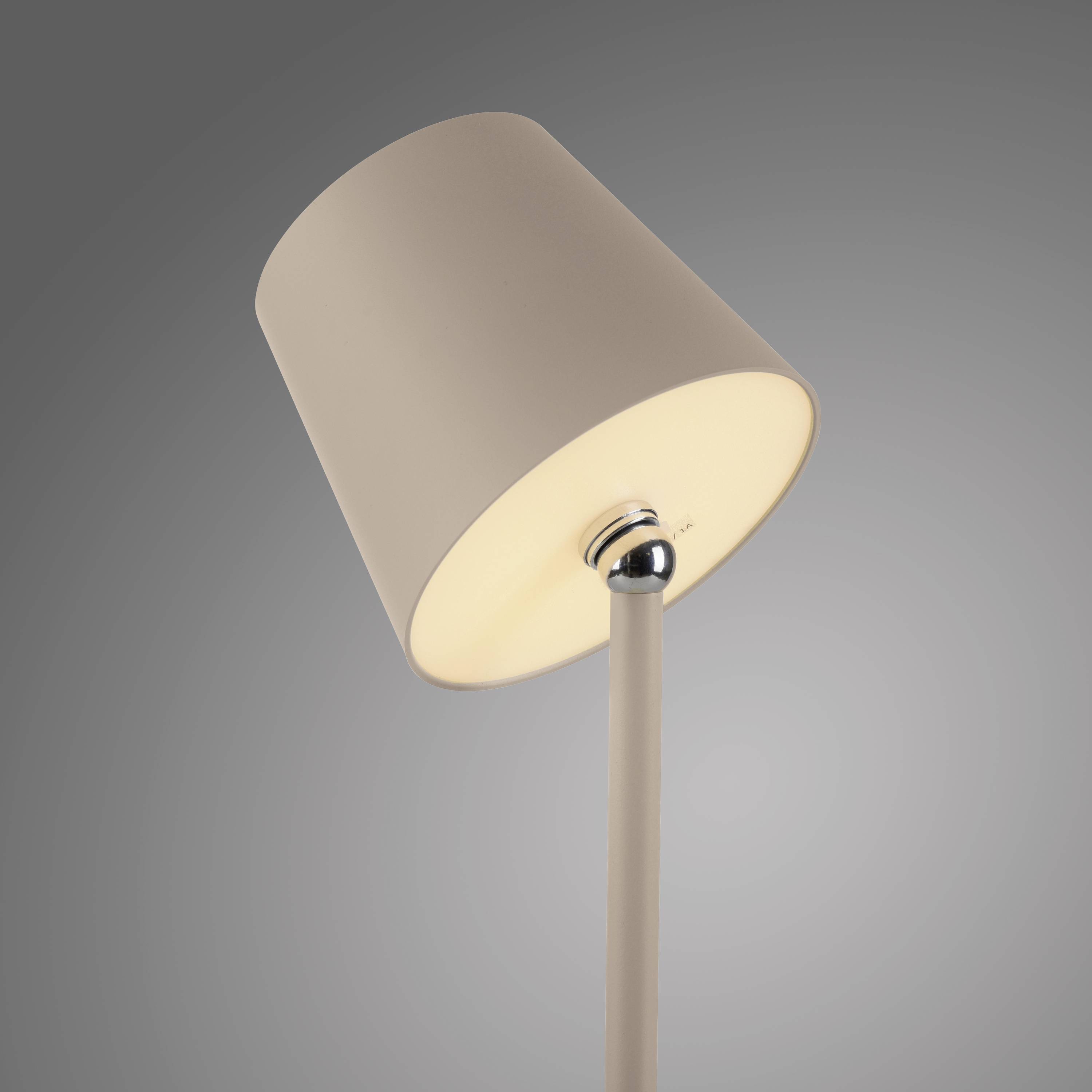 Graue Stehlampe mit geneigtem Lampenschirm strahlt weiches Licht aus. Moderner Wohnstil, minimalistisch und funktional.
