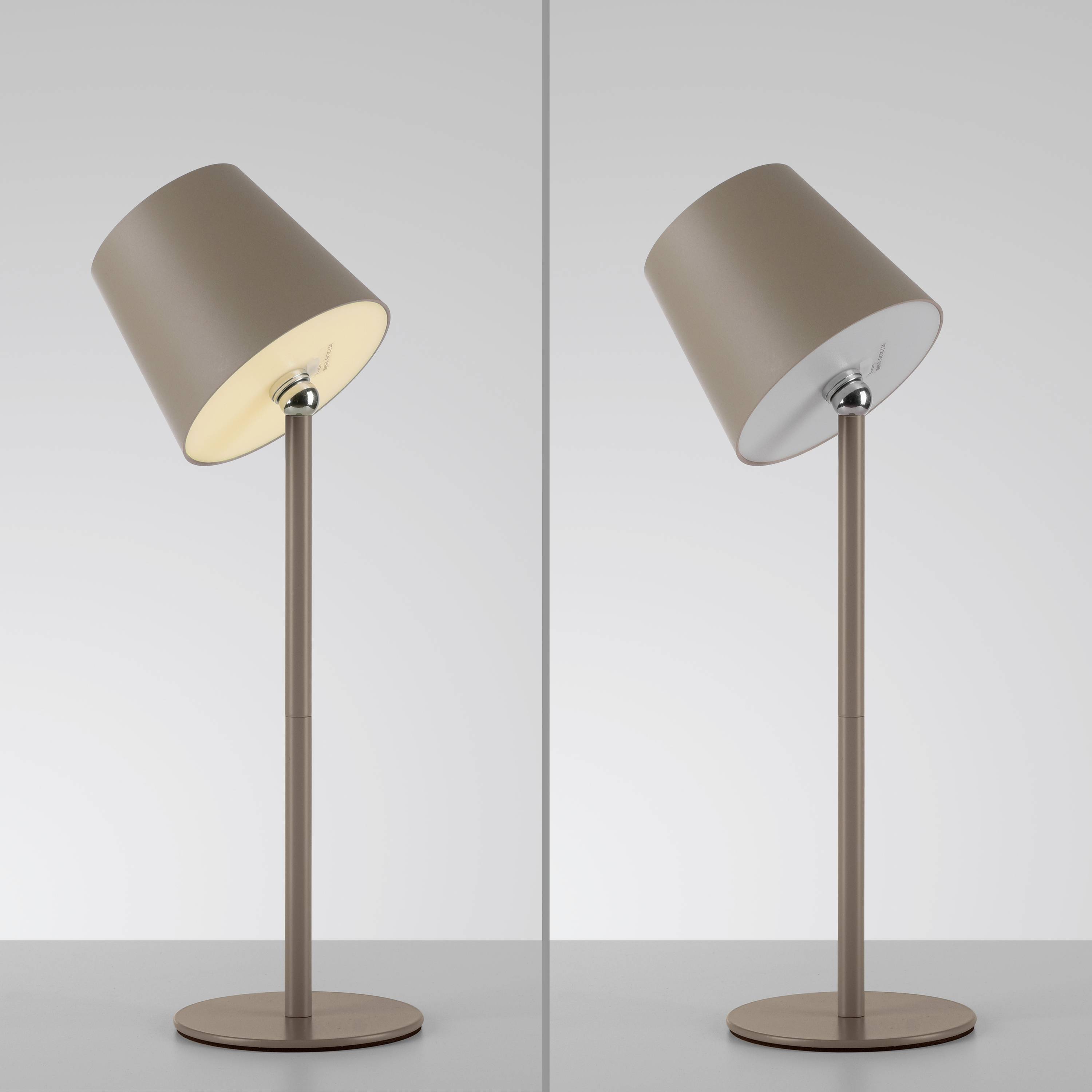 Zwei Stehlampen in Beige; links eingeschaltet mit warmem Licht, rechts ausgeschaltet. Beide vor neutralem grauen Hintergrund.