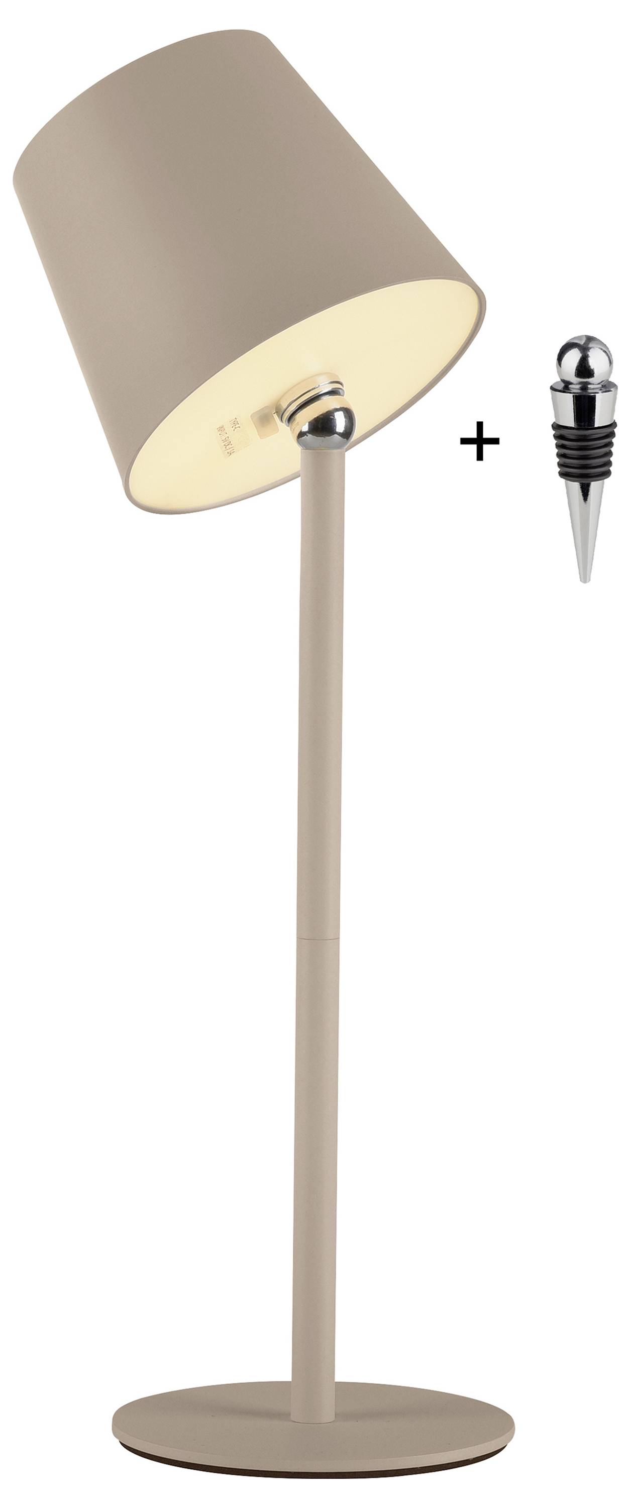 Stehlampe in modernem Design mit geneigtem Lampenschirm. Daneben ein Weinflaschenverschluss aus Metall mit einem Gummikegel.