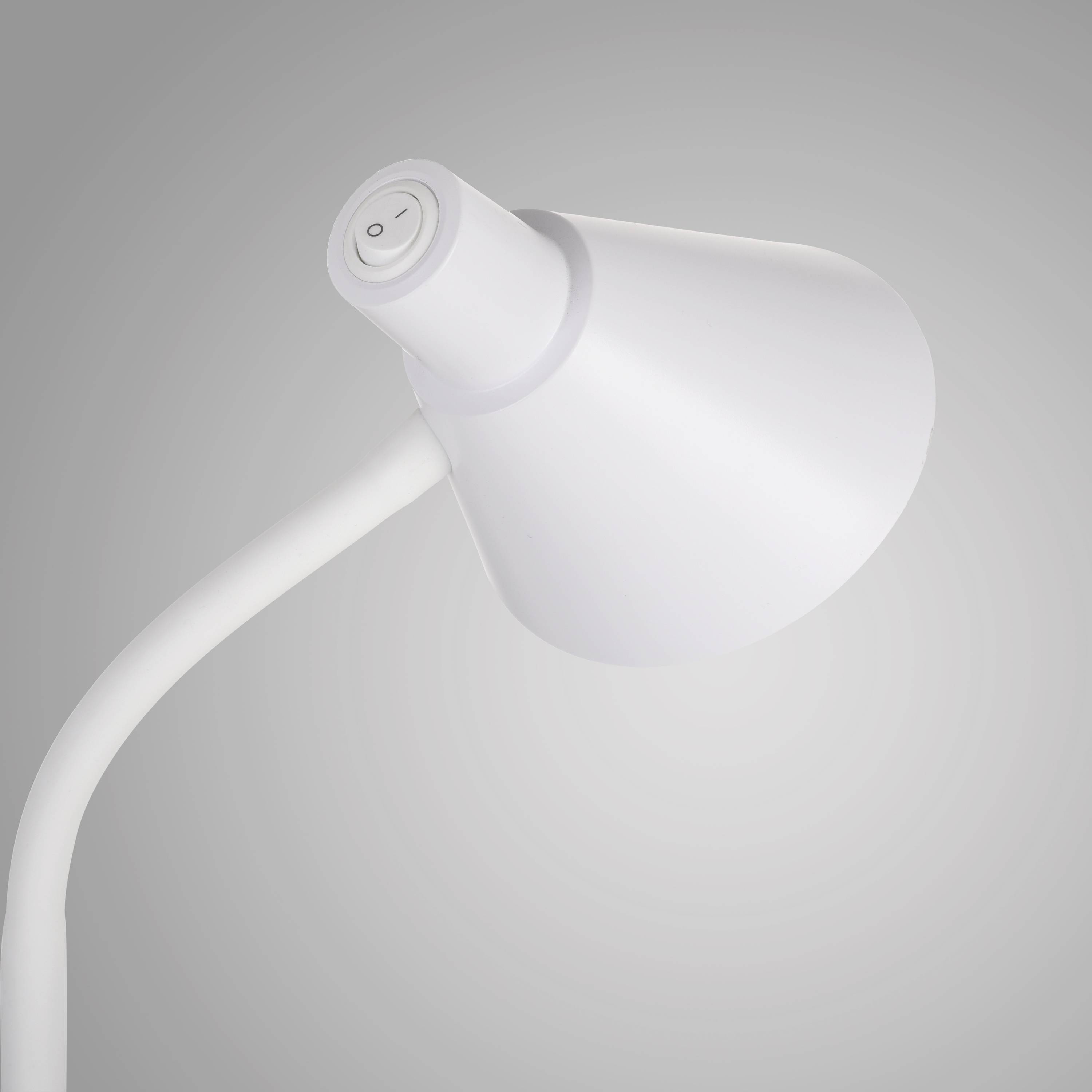 Weiße, moderne Leselampe mit Schalter am Lampenschirm vor grauem Hintergrund.