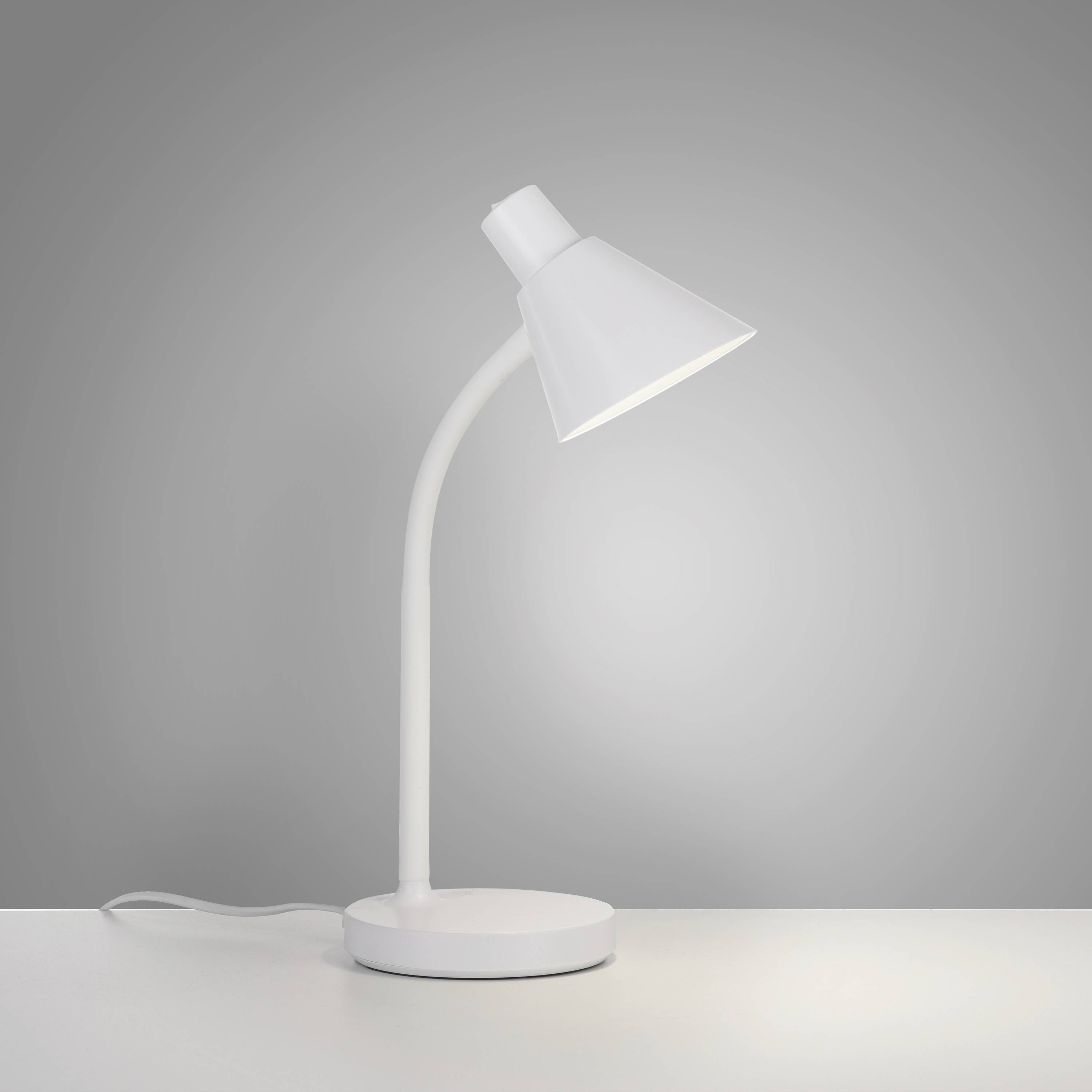 Eine schlichte, moderne weiße Tischlampe strahlt Licht auf eine graue Oberfläche.