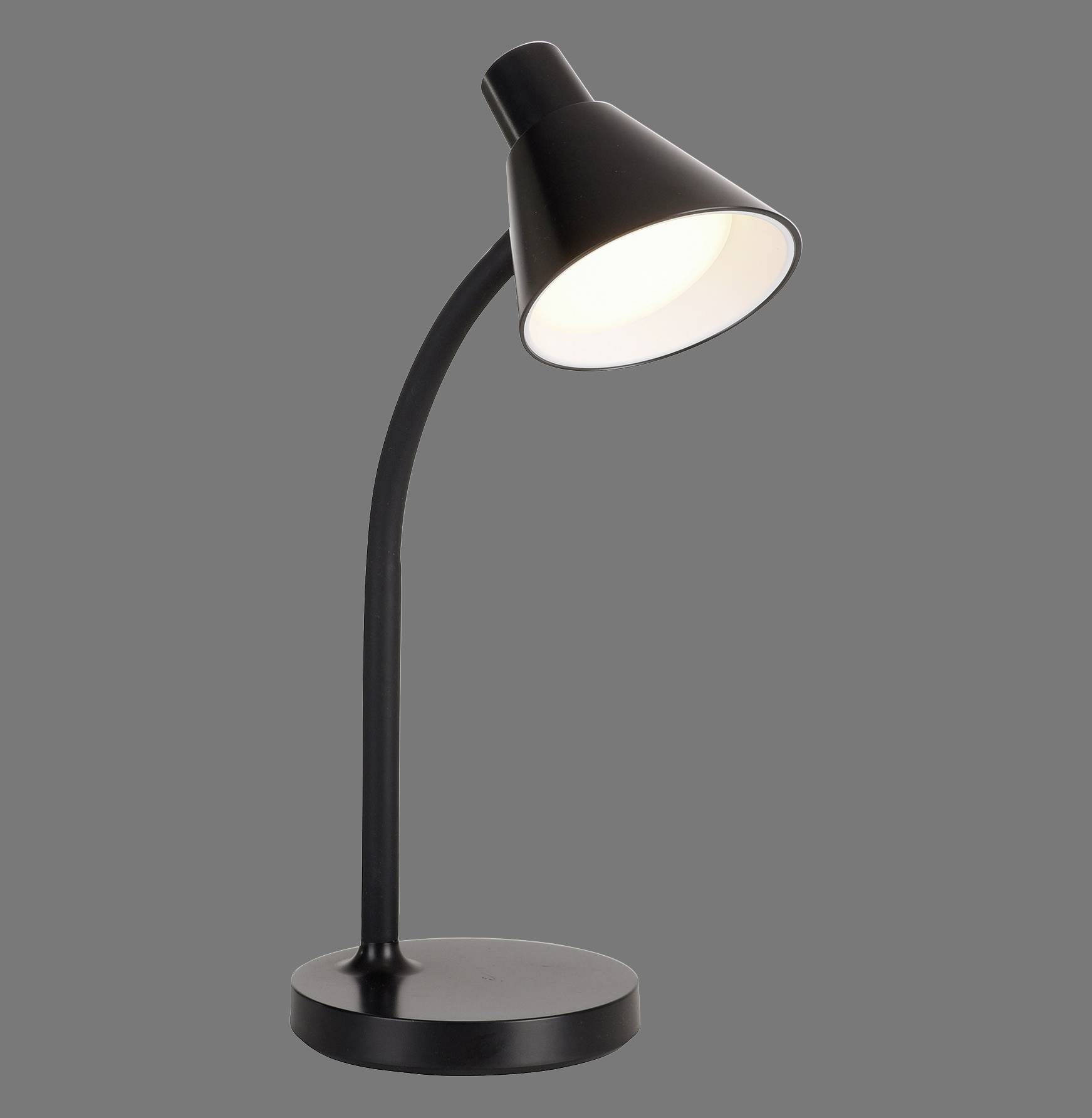 Schwarz lackierte Tischlampe mit rundem Fuß und schwenkbarem Kopf, der warmes Licht abstrahlt. Auf neutralem grauem Hintergrund.