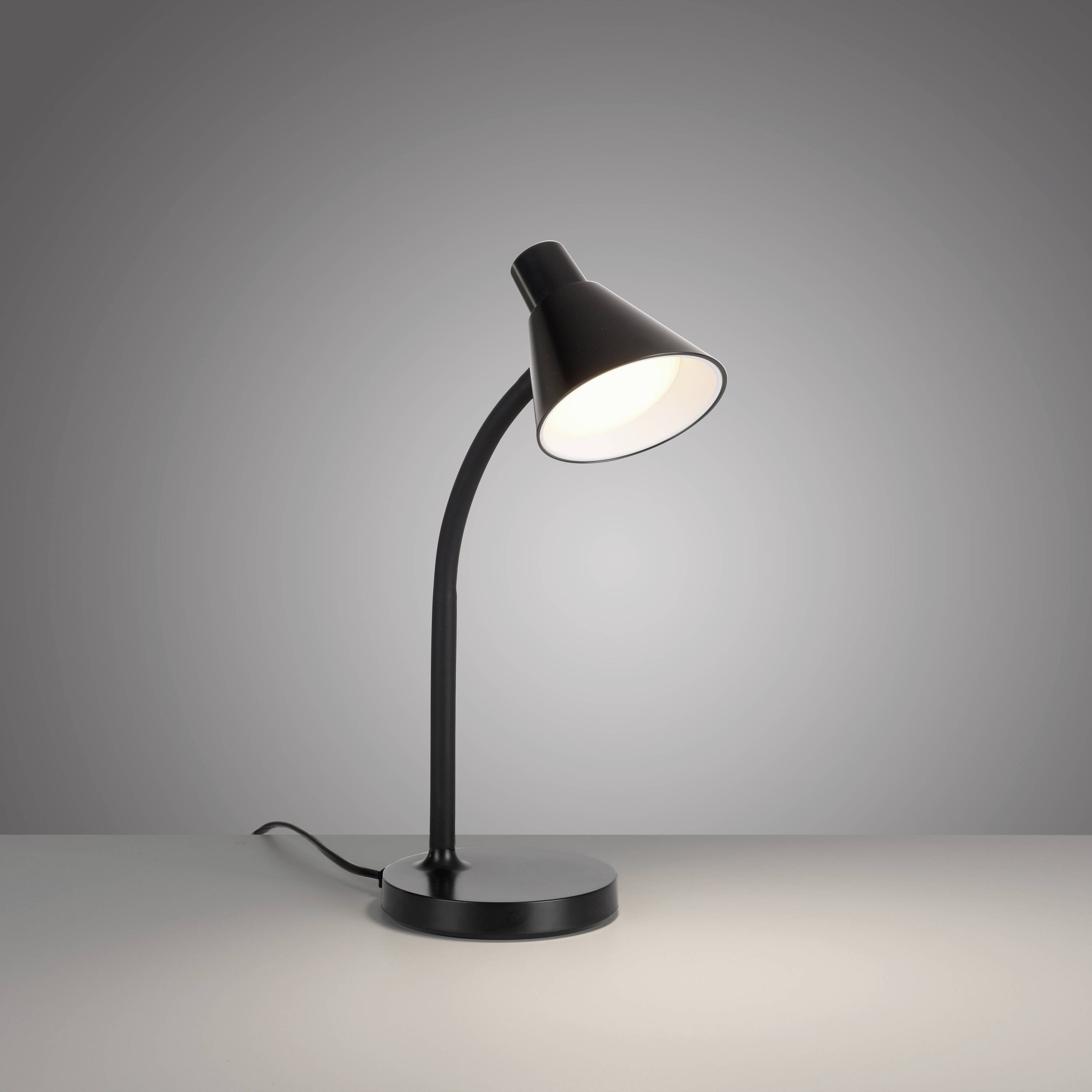Eine moderne schwarze Tischlampe mit gebogenem Hals und runder Basis steht auf einem Tisch und leuchtet.