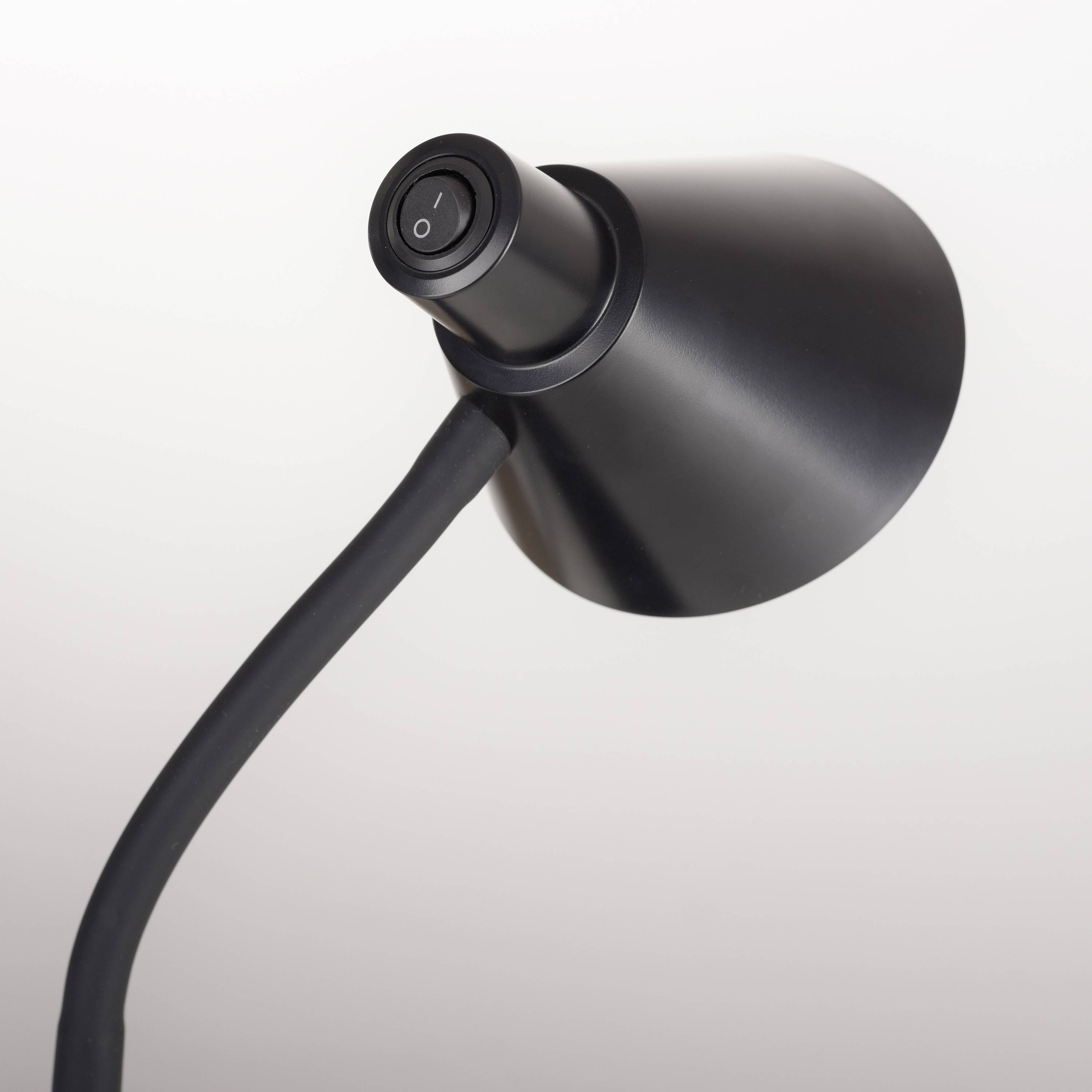 Schwarze, verstellbare Tischlampe mit rundem Lampenschirm und Ein-/Ausschalter an der Oberseite des Schirms.