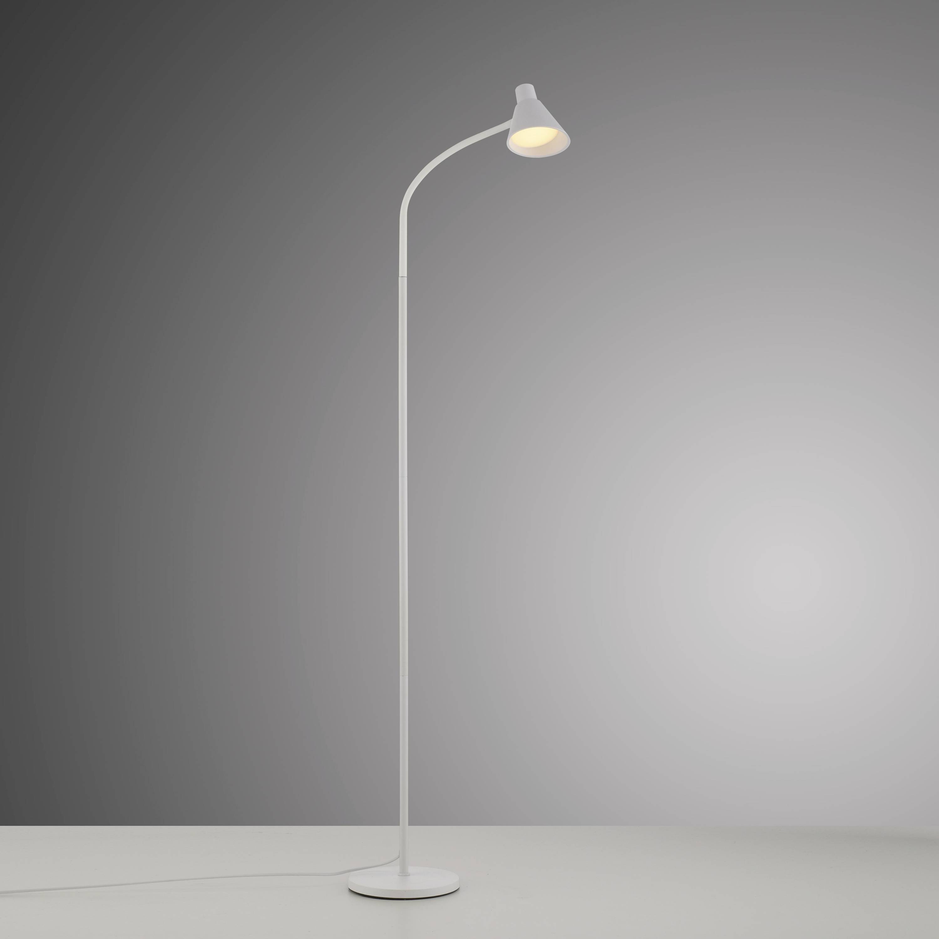 Stehlampe mit gebogenem Hals, leuchtet in schlichtem, modernem Design in einem minimalistisch gestalteten Raum.