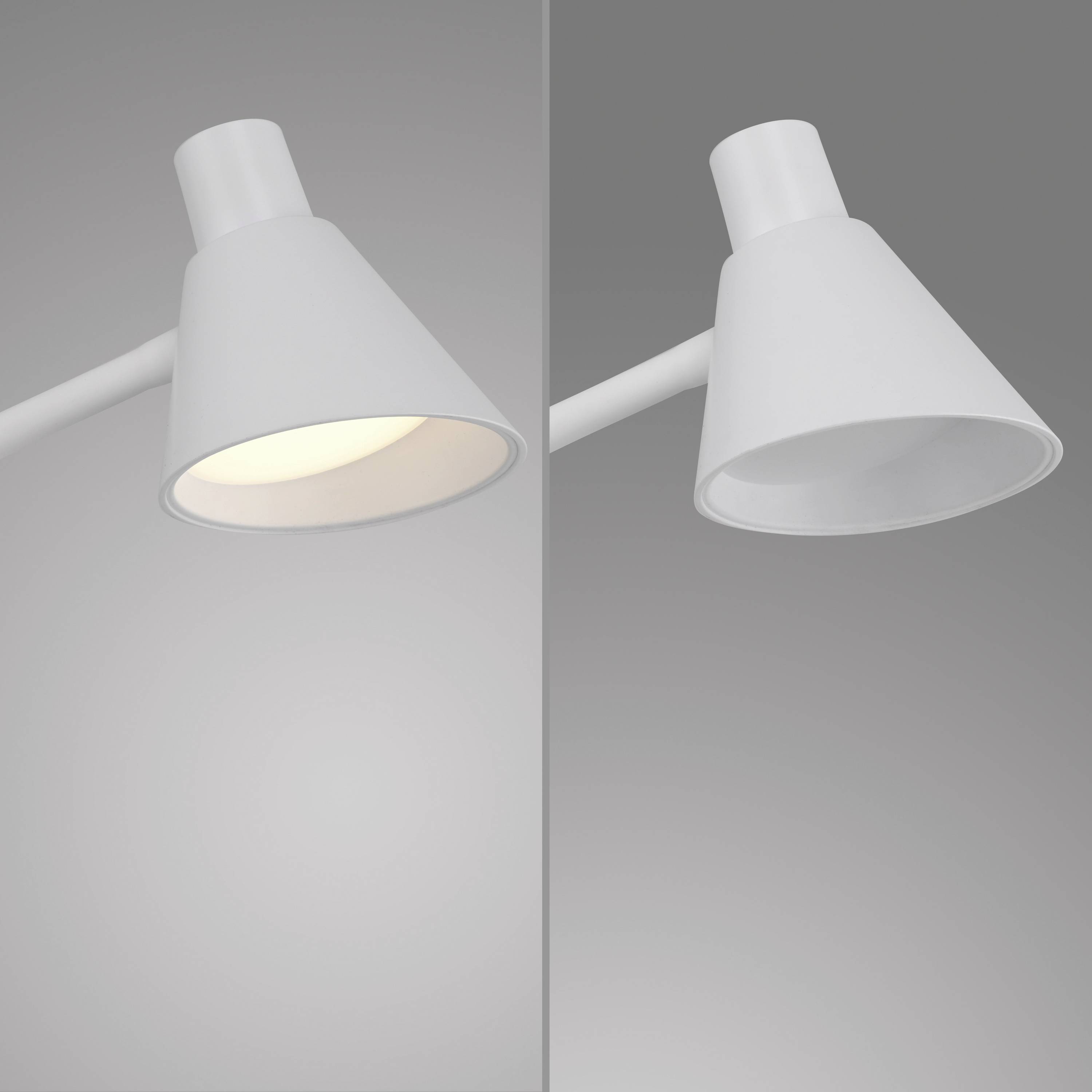 Weiße Lampe im minimalistischem Stil mit schwenkbarem Kopf, links leuchtend, auf grauem Hintergrund.