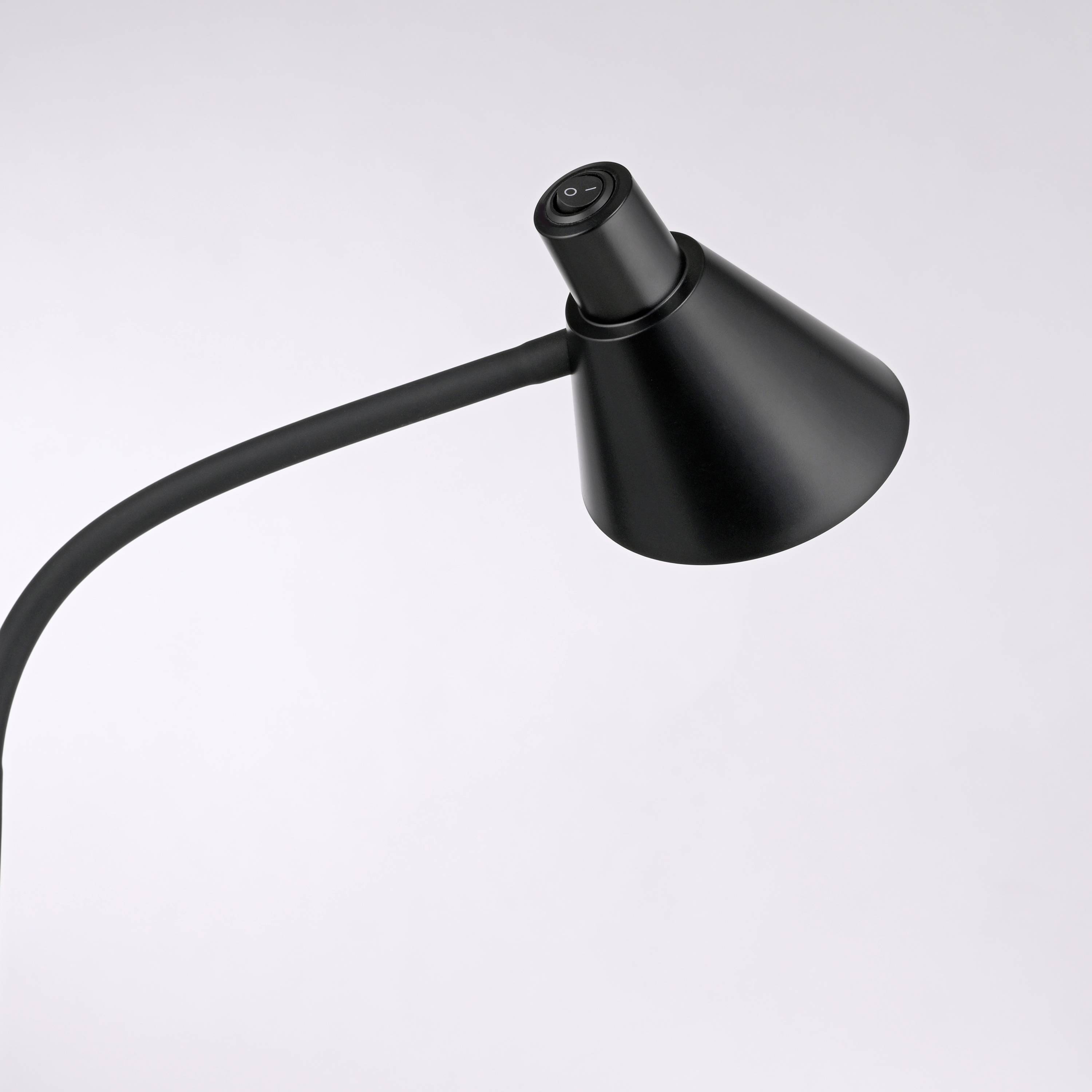 Eine schwarze, moderne Schreibtischlampe mit flexiblem Hals und konischem Lampenschirm vor hellem Hintergrund.