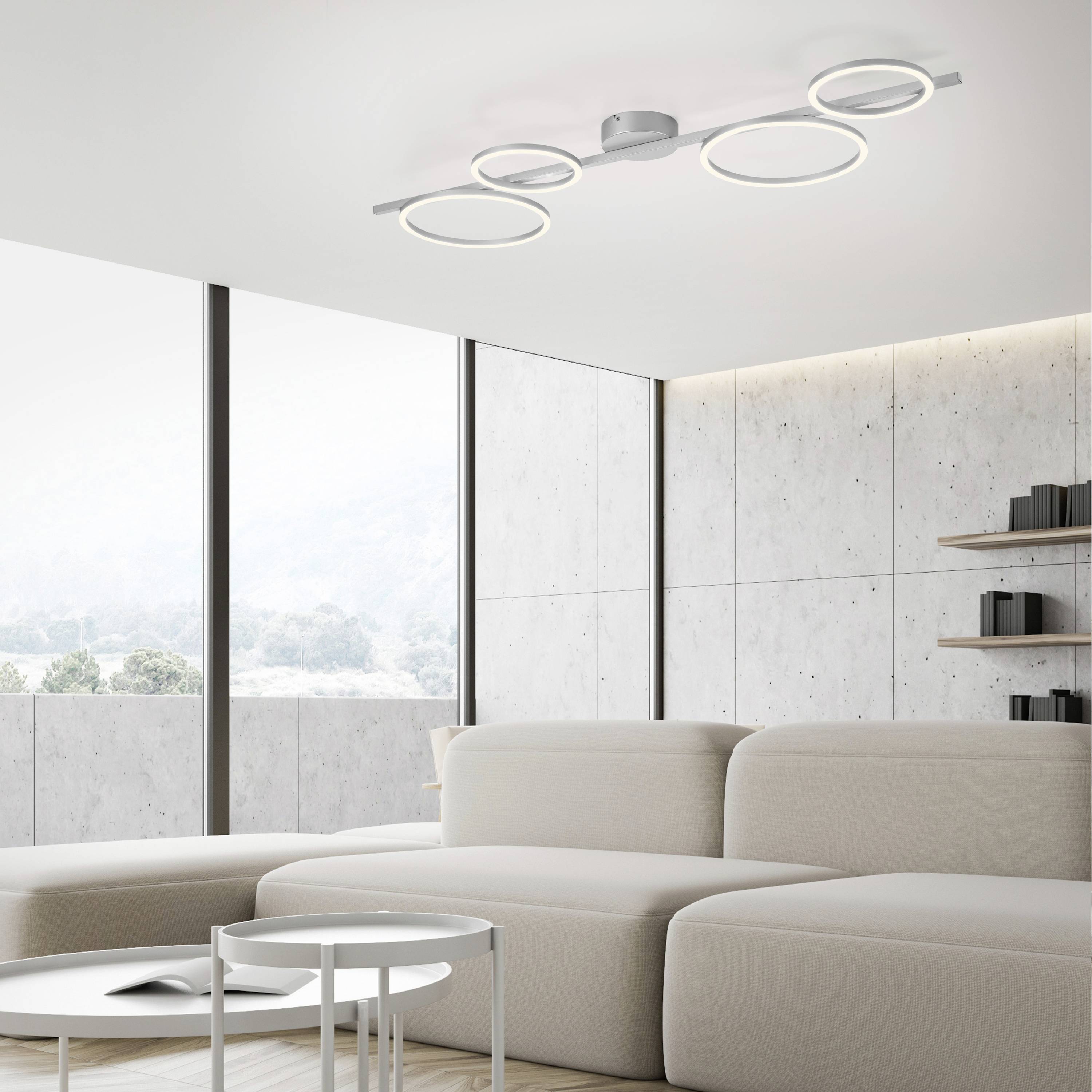 Modernes Wohnzimmer mit großen Fenstern, grauen Wänden und cremefarbenem Sofa. Minimalistische Deckenleuchte und runder Couchtisch ergänzen das Ambiente.