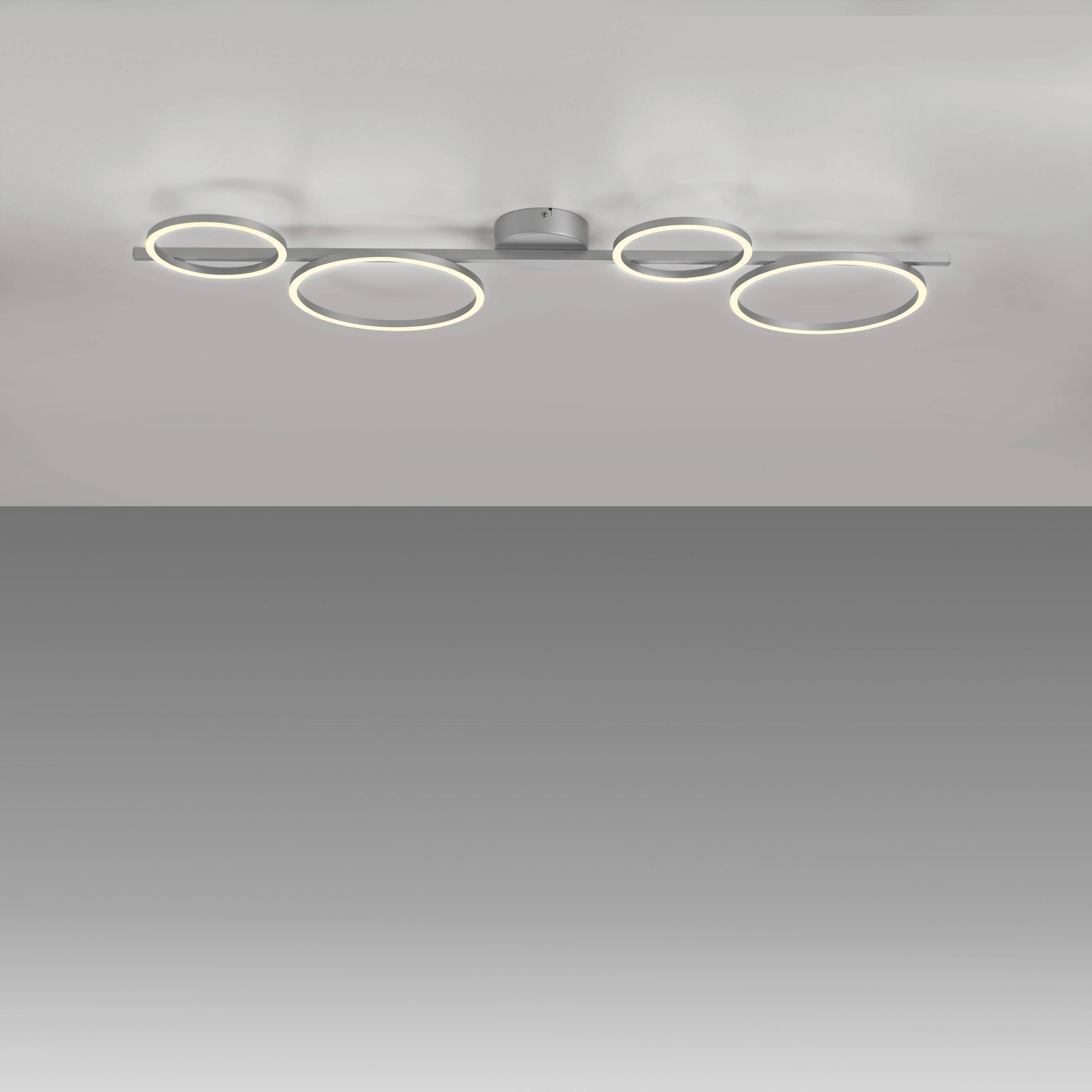 Deckenleuchte mit vier runden LED-Leuchtringen, gleichmäßig verteilt an einer Metallstange. Modernes, schlichtes Design.