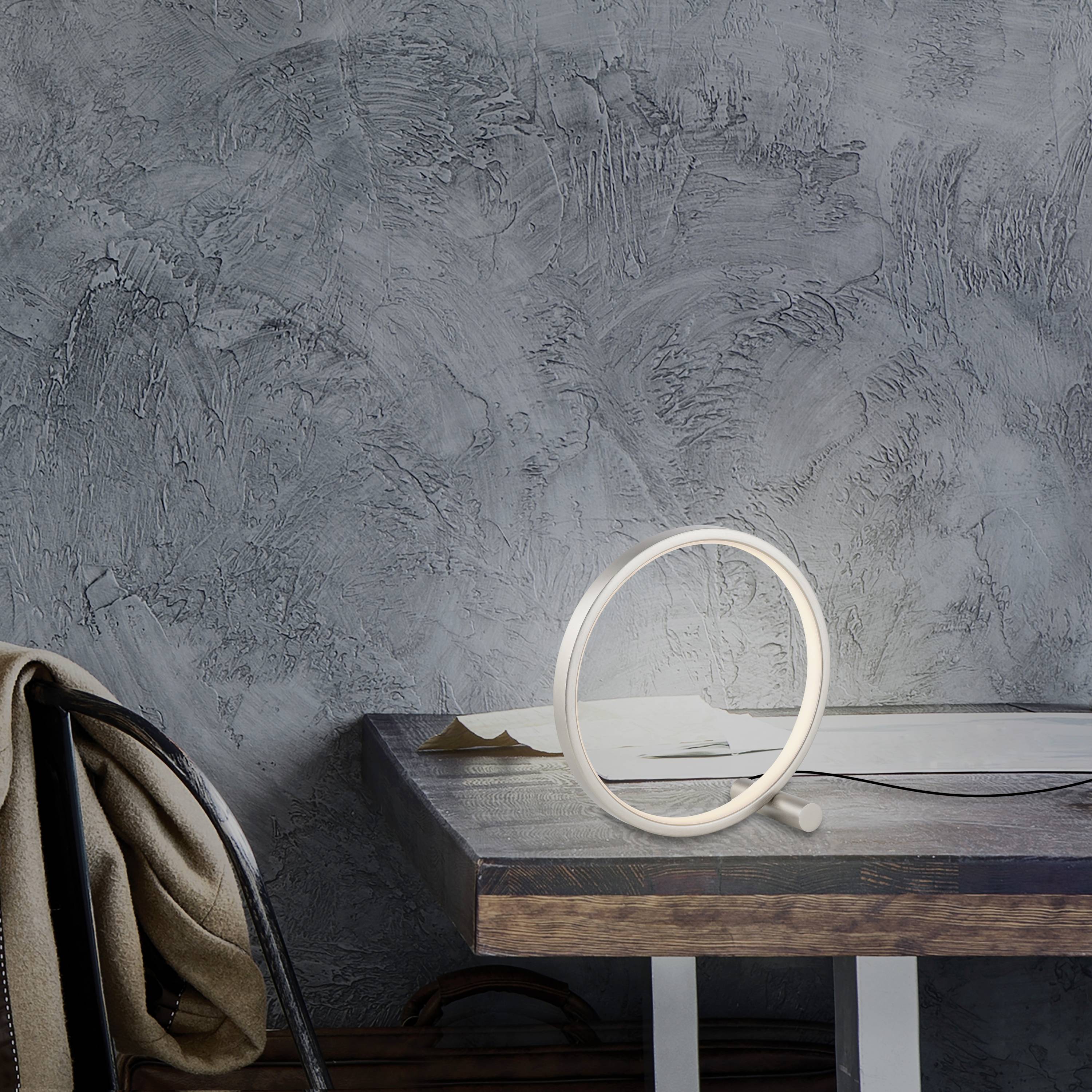 Moderner Raum mit grauer Wand, Holztisch und stilvoller Lampe in einem runden Design. Ein dunkler Stuhl steht daneben.