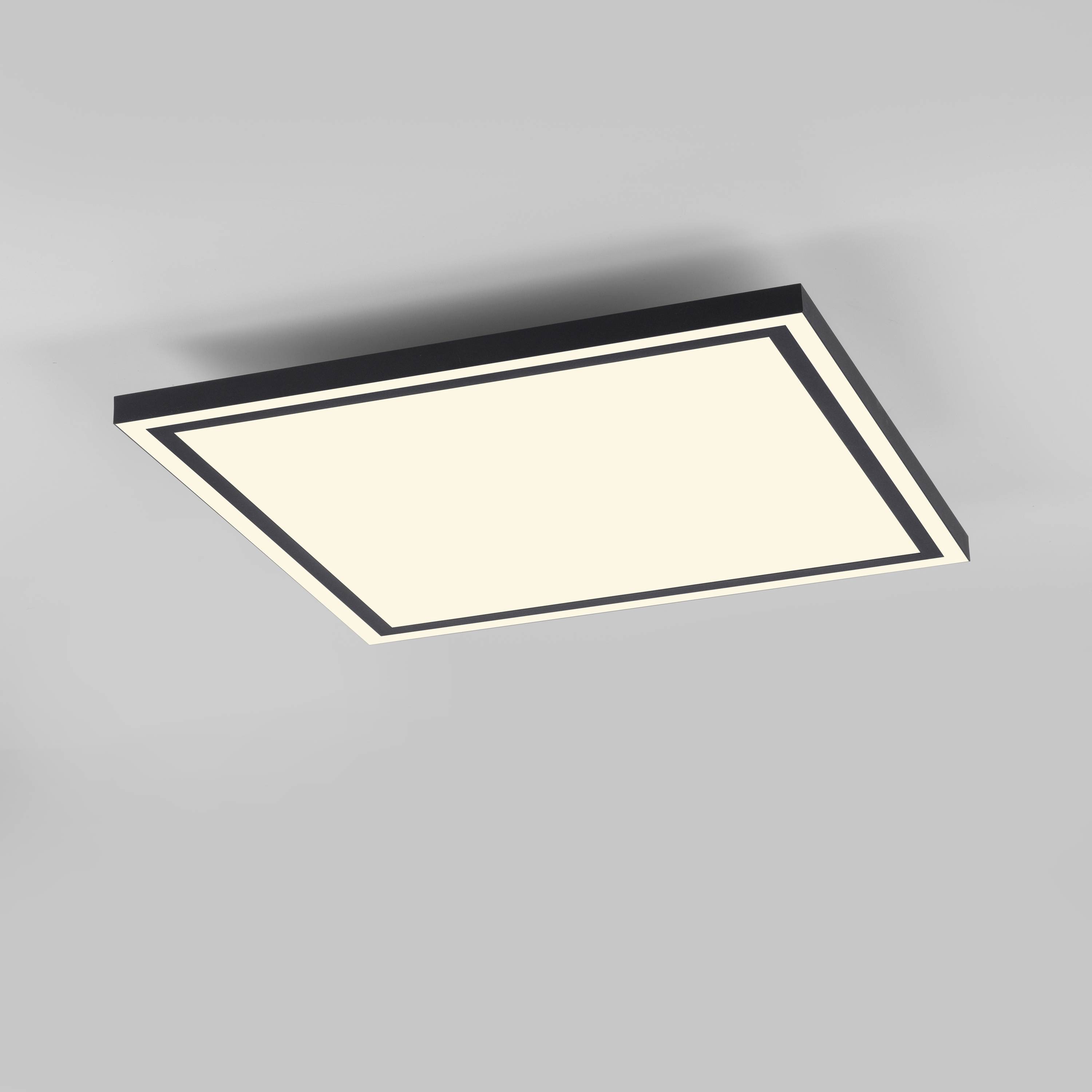 Rechteckige, moderne Deckenleuchte mit gleichmäßigem weißem Licht, in einem minimalistischen Raum angebracht.