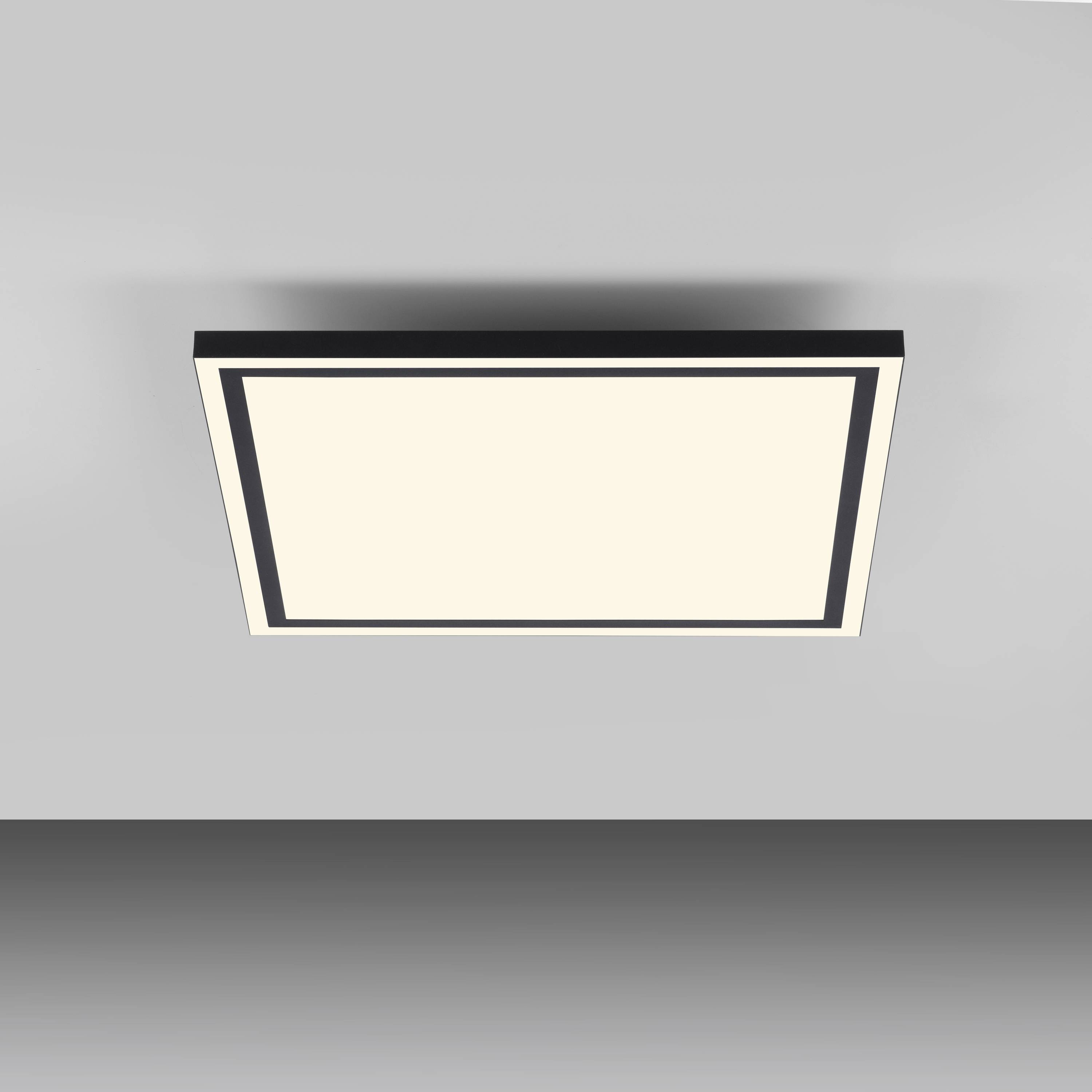 Rechteckige Deckenleuchte mit moderner, minimaler Gestaltung und gleichmäßiger Ausleuchtung in einem hellen Raum.