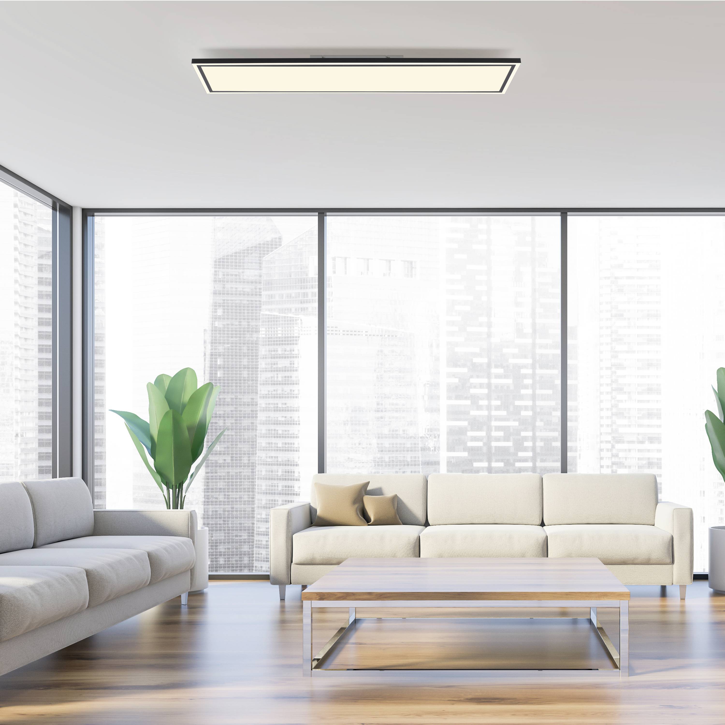 Heller, moderner Wohnraum mit großen Fenstern, Sofas und Pflanzen. Blick auf städtische Skyline im Hintergrund. Minimalistische Dekoration.