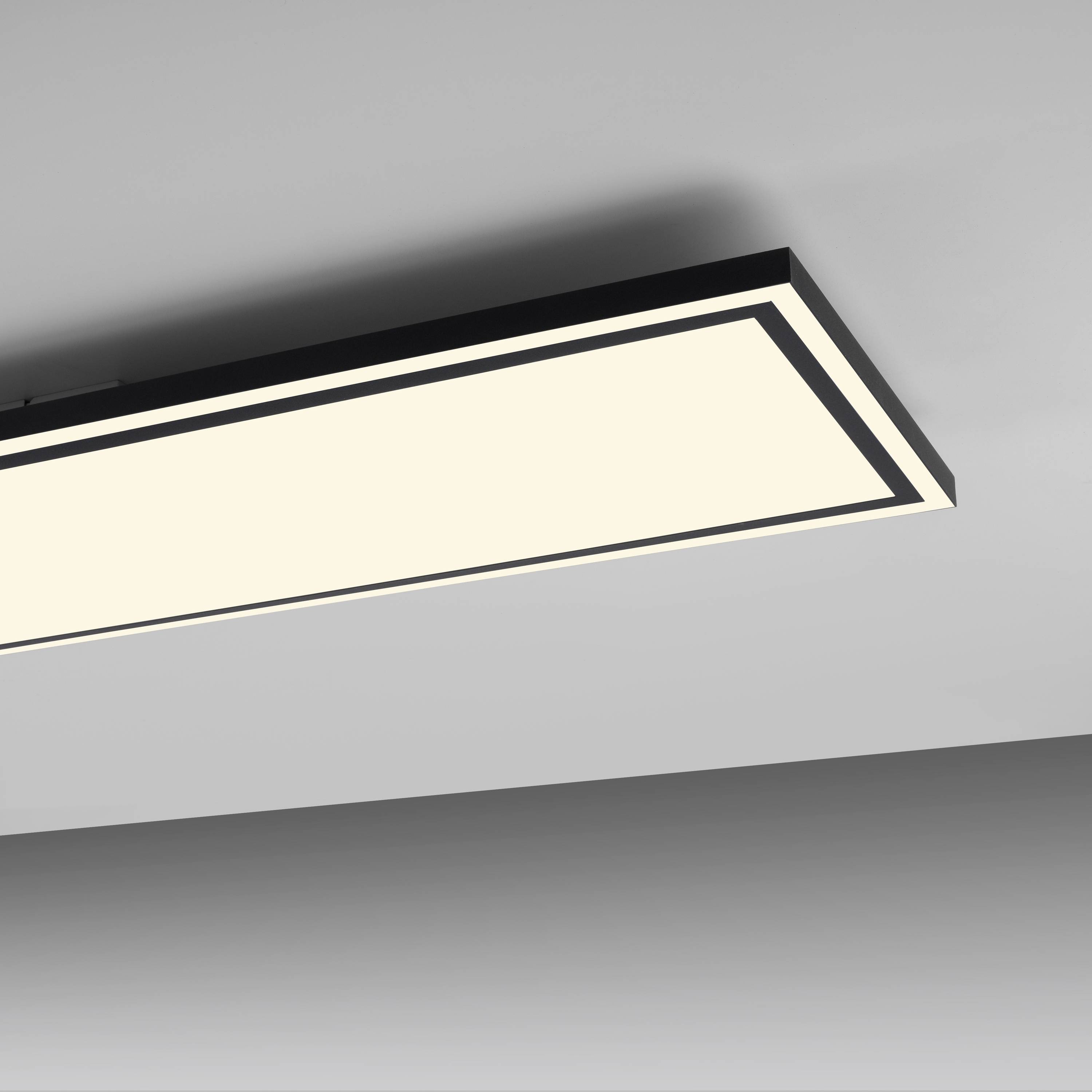 Rechteckige Deckenleuchte mit modernem, minimalistischem Design und sanftem, gleichmäßigem Licht. Ideal für Büros oder Wohnräume.