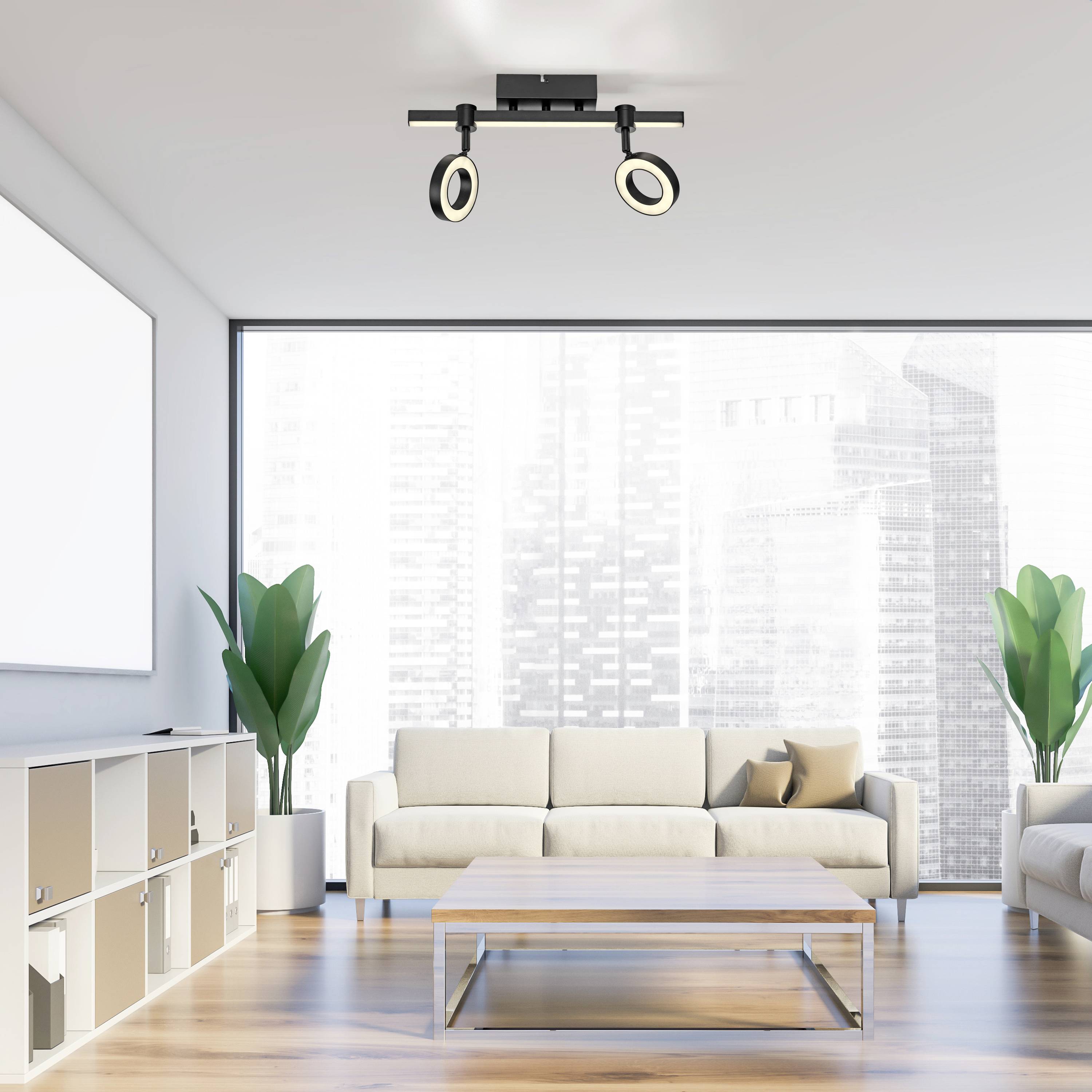 Wohnzimmer mit großem Fenster, hellem Sofa, Couchtisch aus Holz, minimalistischem Dekor und städtischer Aussicht im Hintergrund.