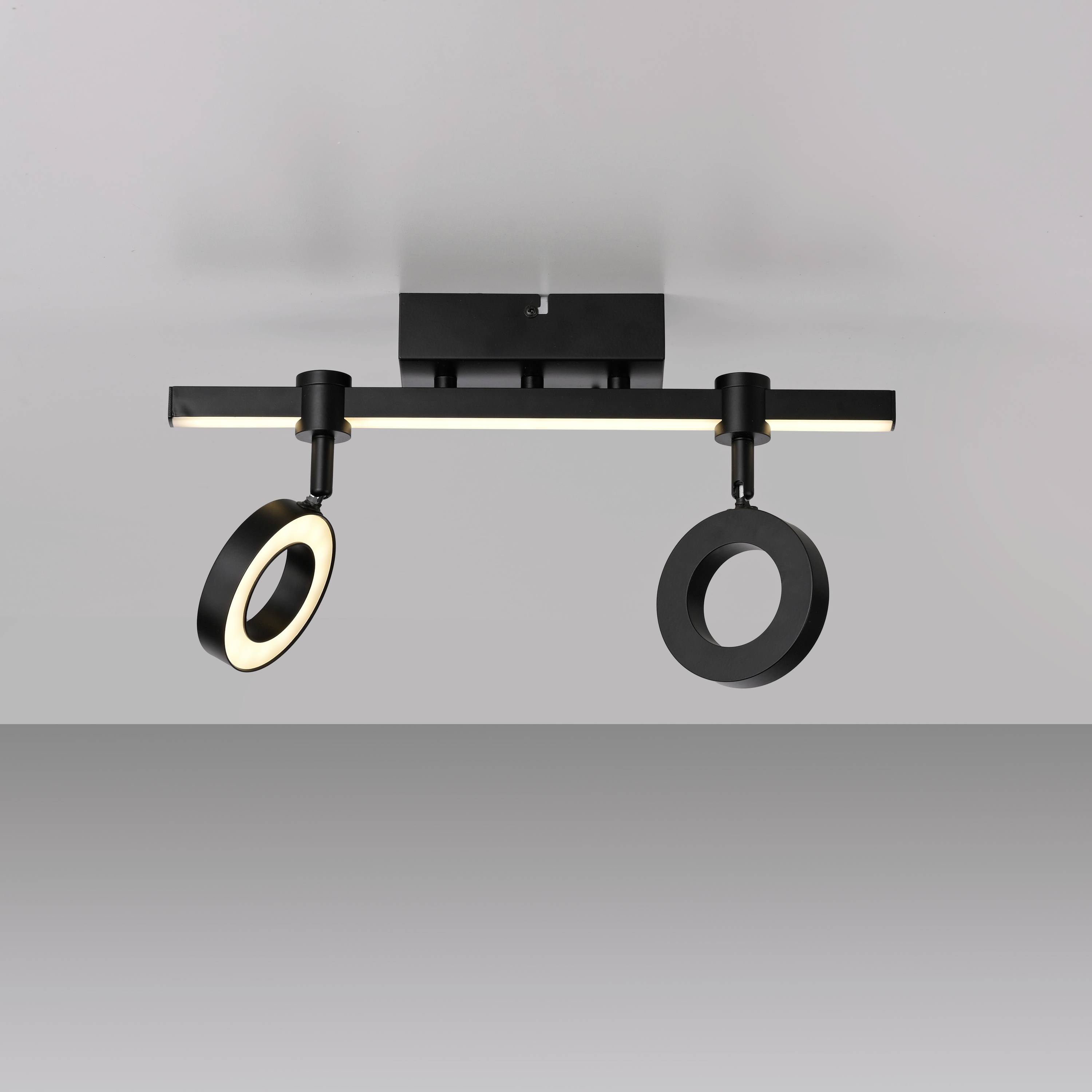 Ein modernes, schwarzes Deckenlicht mit zwei ringförmigen, verstellbaren Leuchten, die von einer zentralen Stange hängen.