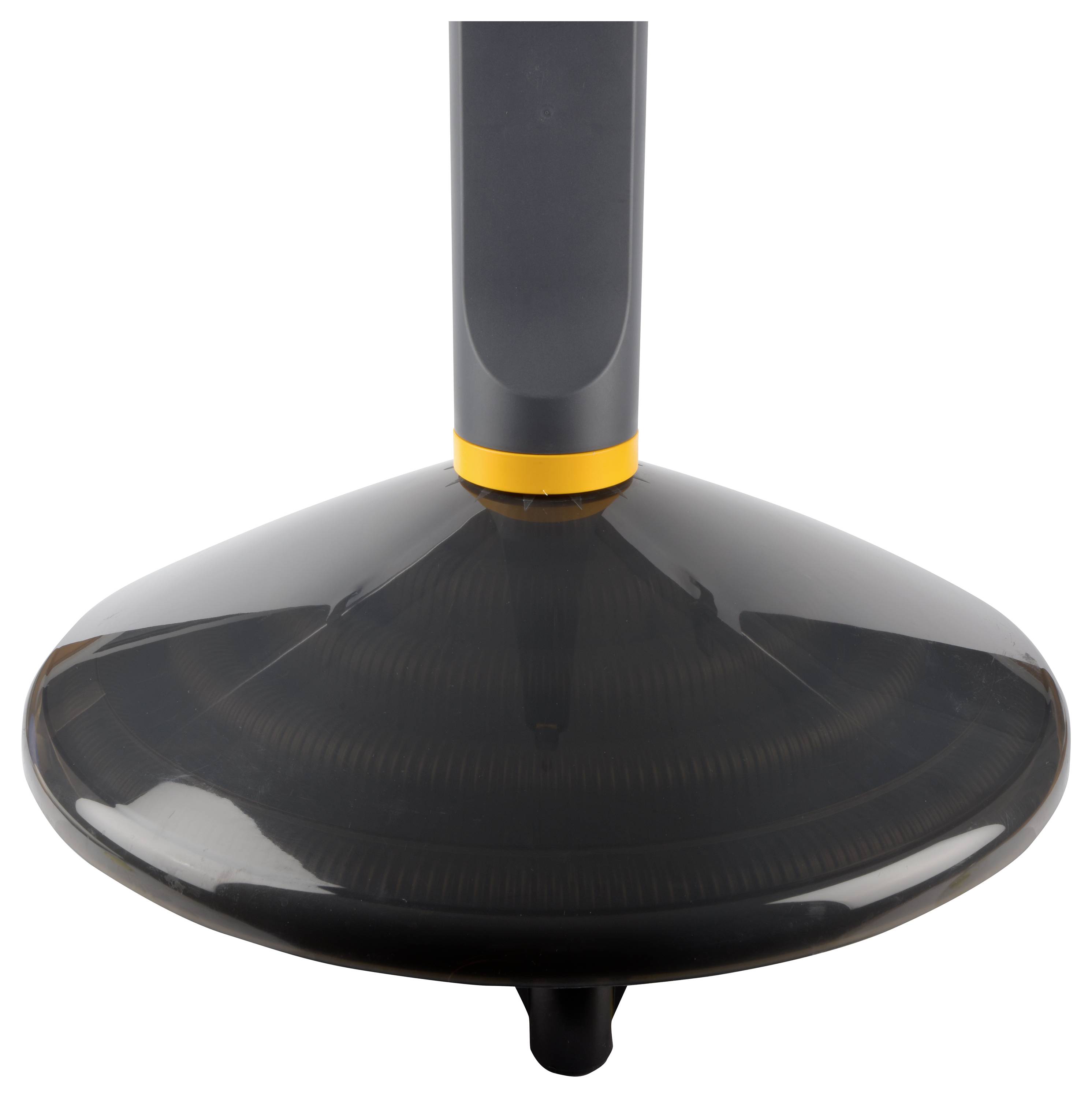 Ein runder, schwarzer Fuß einer Stehlampe mit grauem Standrohr und gelbem Akzent.