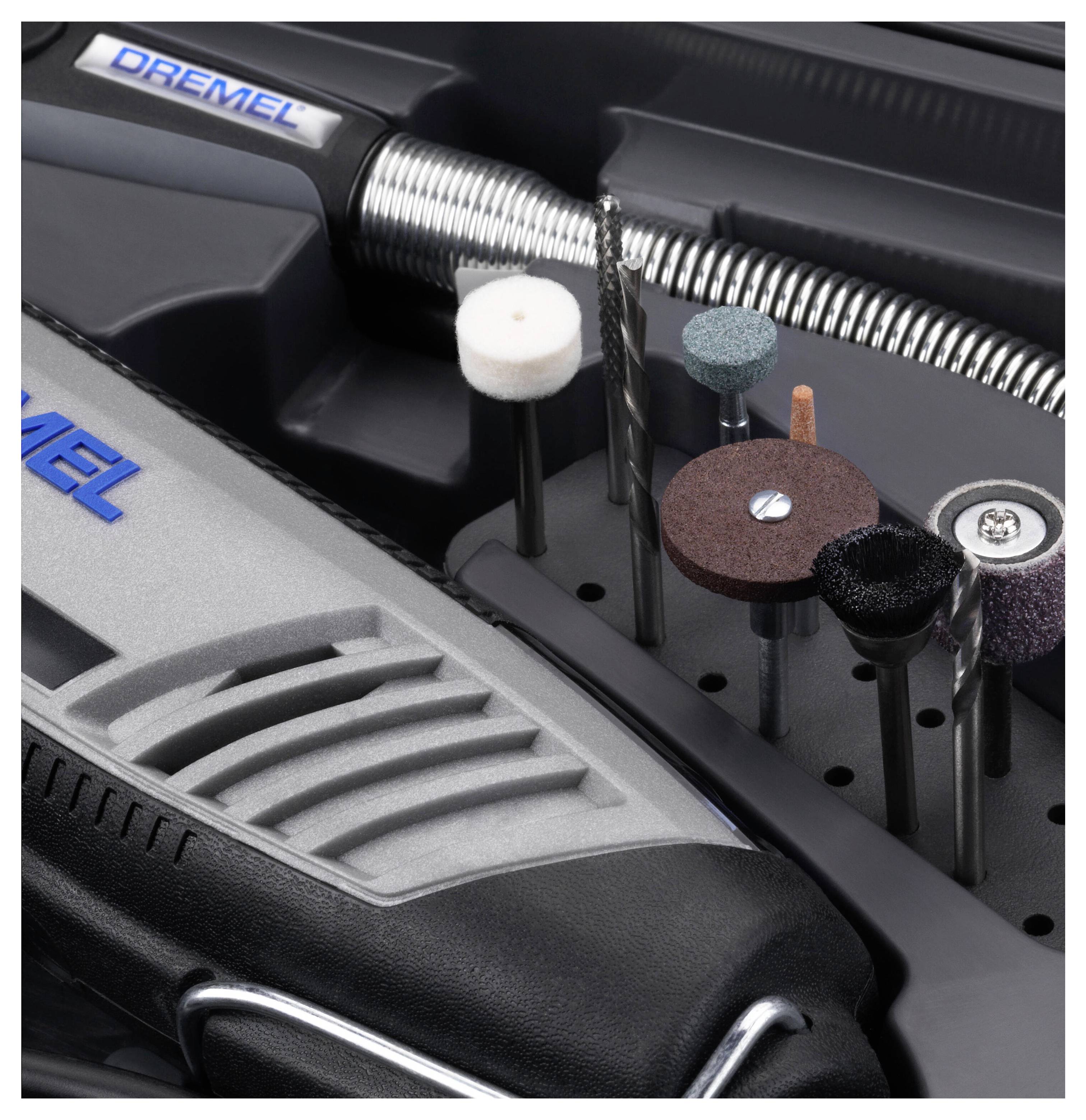 Ein Dremel-Werkzeug mit verschiedenen Aufsätzen in einem Koffer, bereit für Detailarbeiten wie Schleifen und Gravieren.