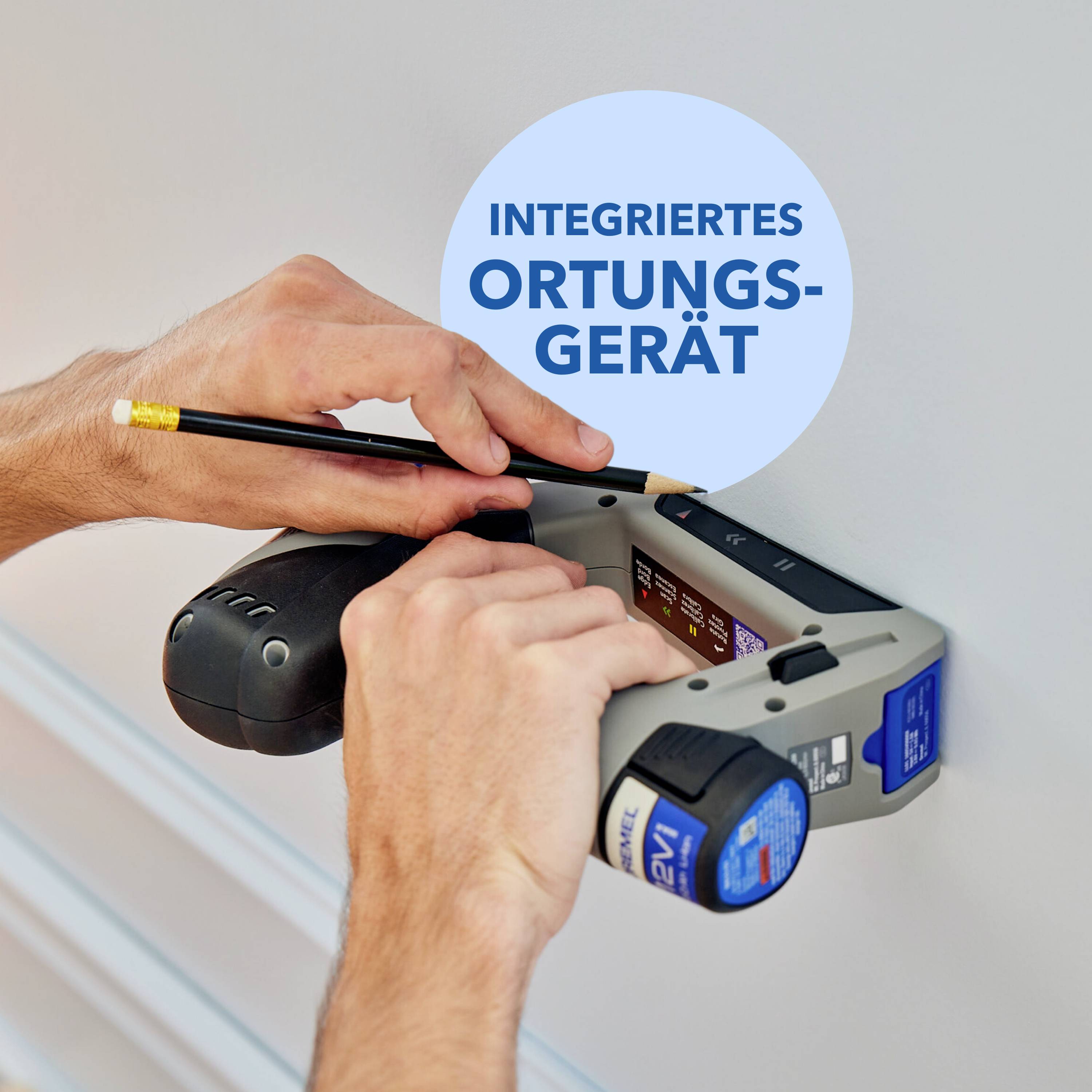 Zwei Hände halten ein Gerät zur Wandortung, markieren mit einem Stift. Text 'Integriertes Ortungsgerät' hebt Funktion hervor.