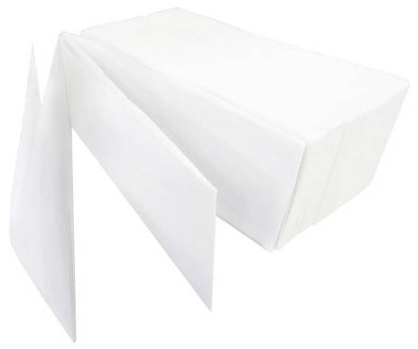 Ein Stapel weißer Papierhandtücher, teilweise entfaltet, vor weißem Hintergrund.