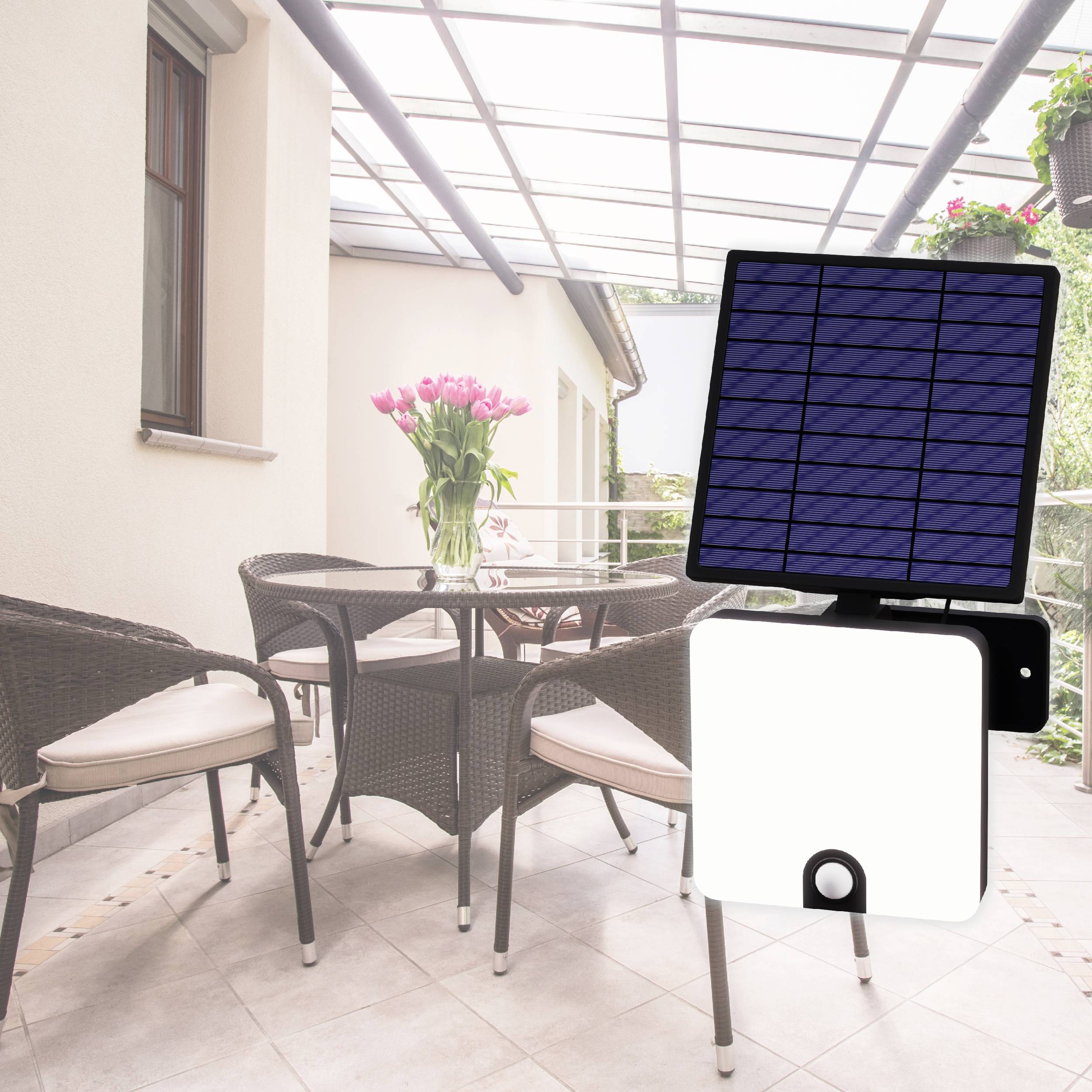 Eine moderne Terrasse mit Glasdach, ausgestattet mit einem Solarladestation-Display im Vordergrund. Tisch und Stühle im Hintergrund.
