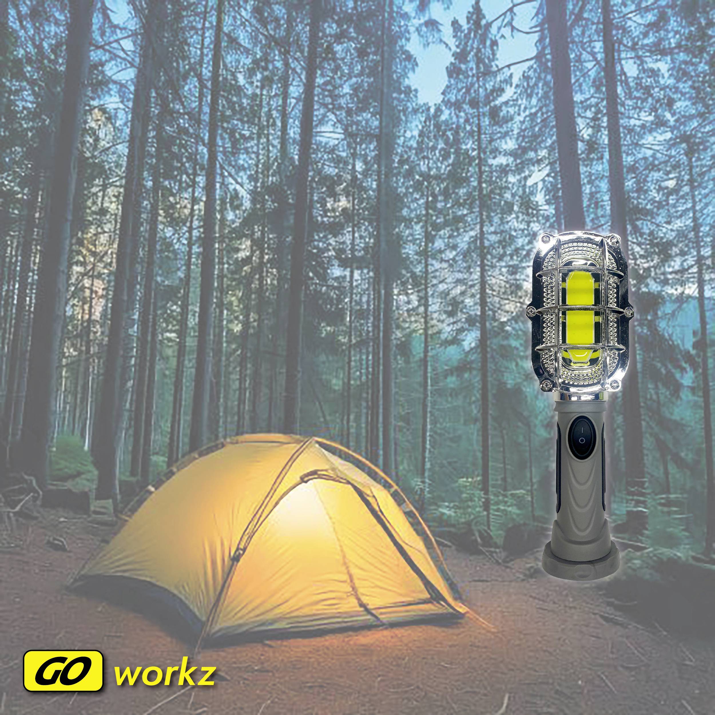 Ein gelbes Zelt steht in einem Wald bei Dämmerung. Daneben leuchtet eine Laterne. Unten links befindet sich das Logo 'GO workz'.