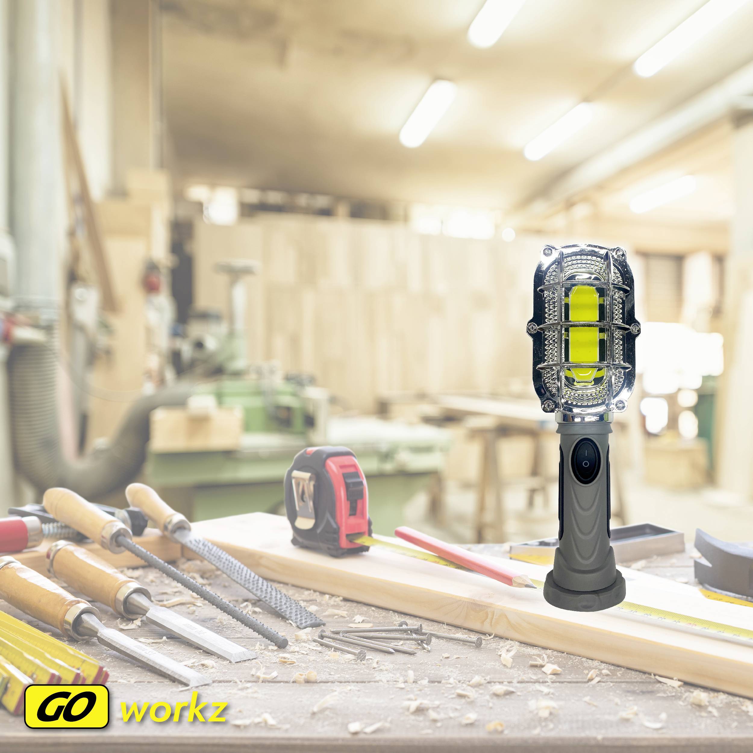 Handwerksladen mit Werkzeugen auf einem Holztisch. Im Vordergrund steht eine moderne Arbeitslampe. Logo in der Ecke: 'GO workz'.