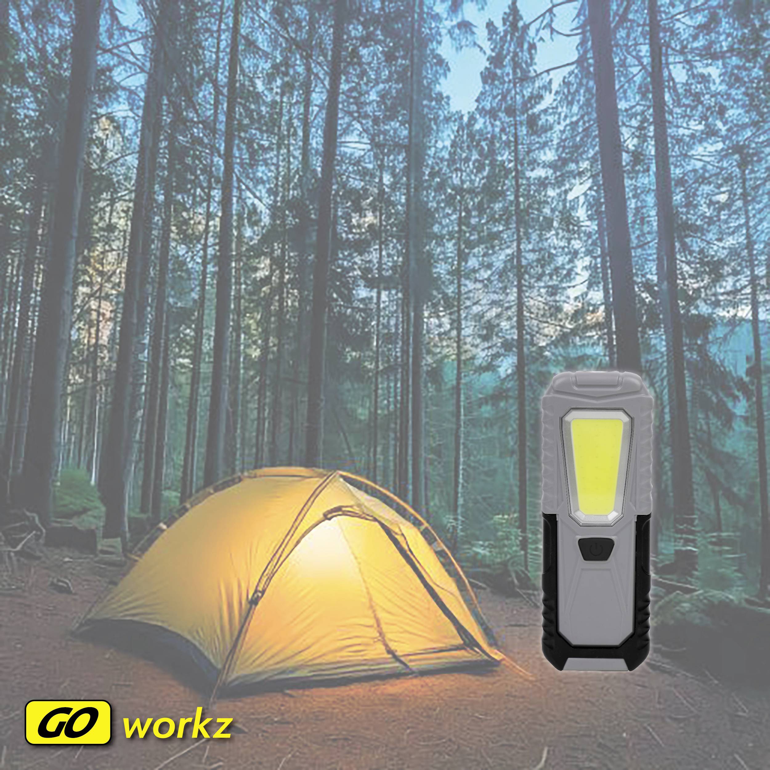 Zelt im Wald leuchtet bei Dämmerung. Taschenlampe daneben. Text 'GO workz' unten links. Atmosphäre: Abenteuer und Natur.