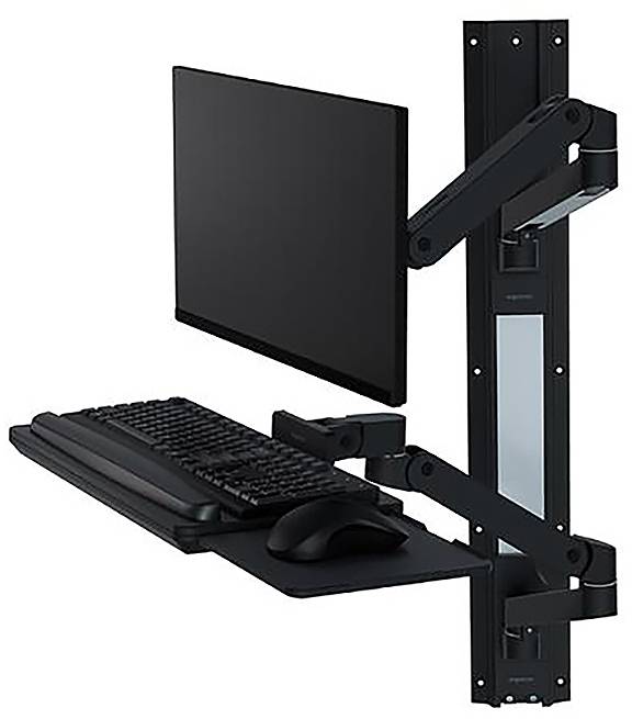 An der Wand montierter, verstellbarer Computerstation mit Bildschirm, Tastatur und Maushalterung für ergonomisches Arbeiten im Stehen.
