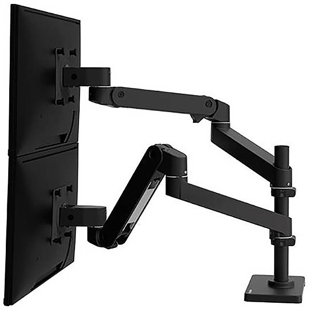 Zwei schwarze Monitore auf einem verstellbaren, doppelten Monitorarm, der an einem Schreibtisch befestigt ist, für erweiterte Arbeitsfläche.